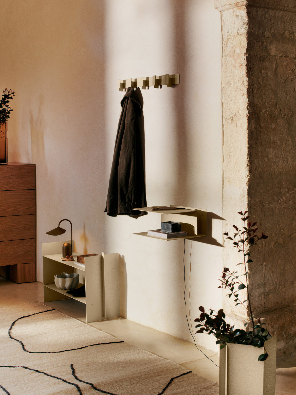 Lager Low Regal in Kaschmir präsentiert im Onlineshop von KAQTU Design AG. Standregal ist von Ferm Living