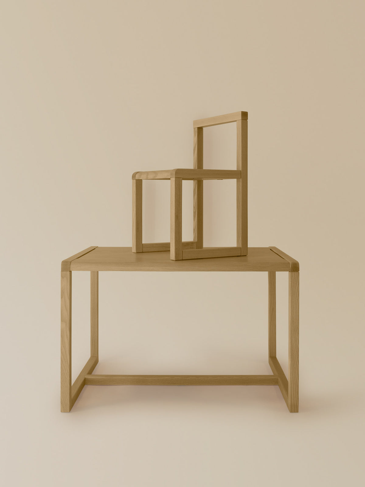 Little Architect Tisch in Asche präsentiert im Onlineshop von KAQTU Design AG. Schreibtisch ist von Ferm Living