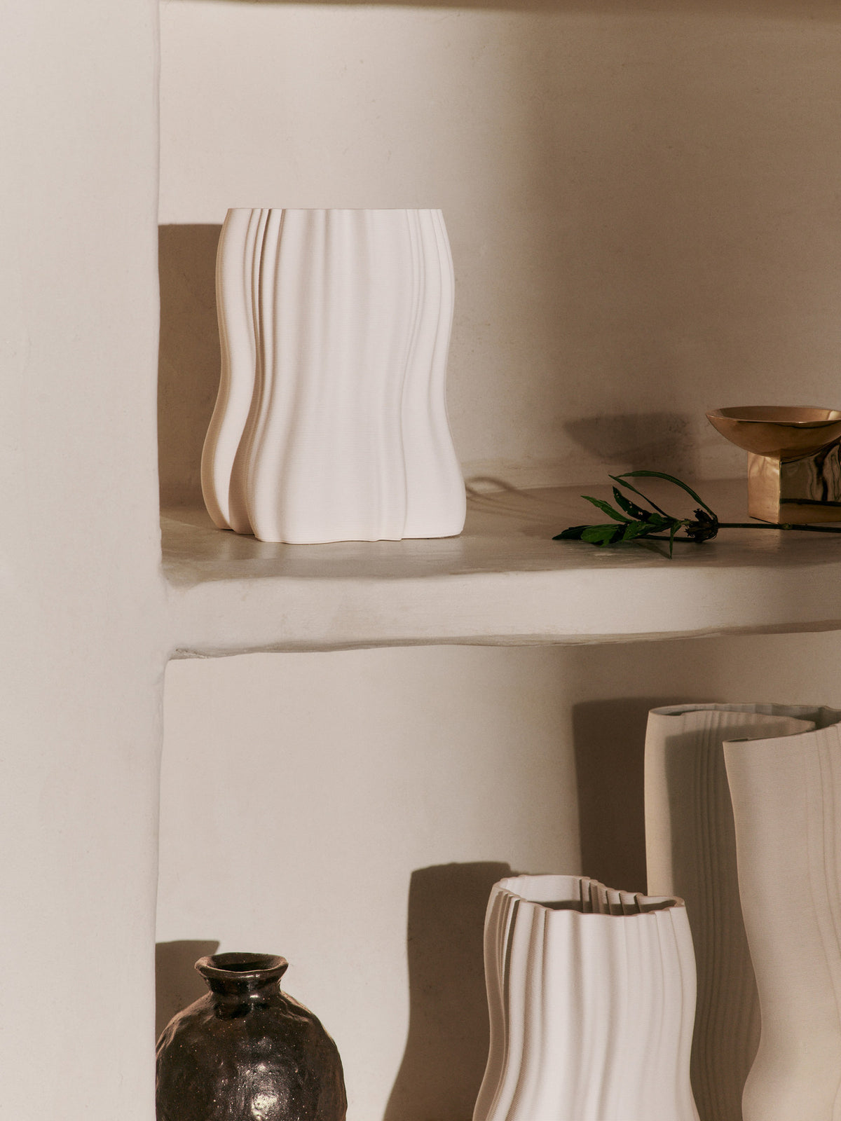 Moire Vase von Ferm Living aus Steingut, aussen unglasiert mit feinem Schichtmuster, innen glasiert, in Cremeweiss.