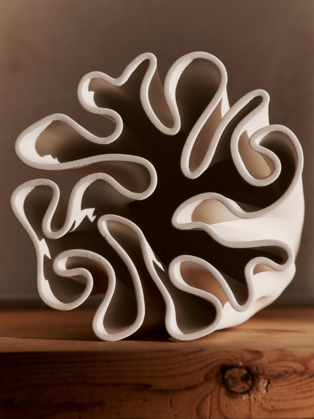Dedali Vase von Ferm Living aus glasiertem Steinzeug in Dunkelbraun, mit labyrinthartiger, strukturierter Oberseite.