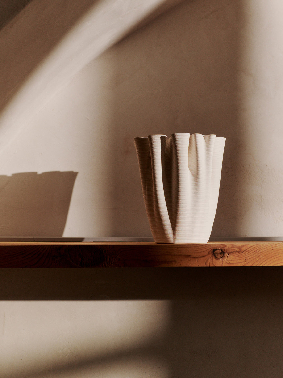 Dedali Vase von Ferm Living aus glasiertem Steinzeug in Dunkelbraun, mit labyrinthartiger, strukturierter Oberseite.