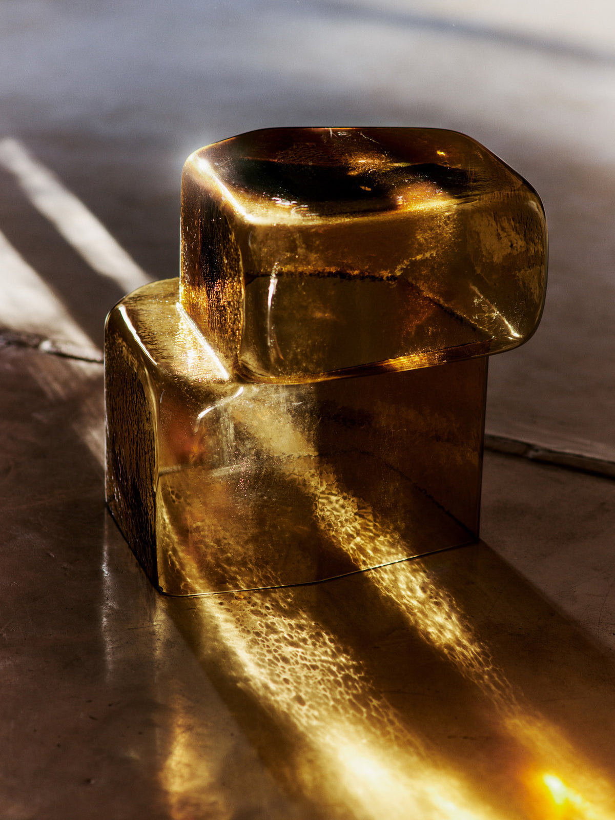 Oscil Skulptur in Recyceltes Bernstein präsentiert im Onlineshop von KAQTU Design AG. Kunstgegenstände ist von Ferm Living