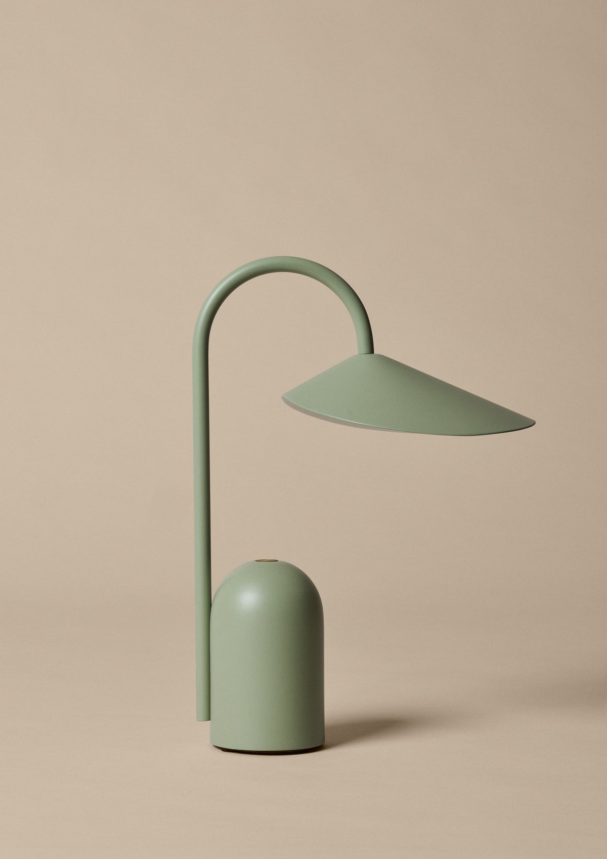 Arum portable Tischleuchte in Teegrün präsentiert im Onlineshop von KAQTU Design AG. Tischleuchte ist von Ferm Living