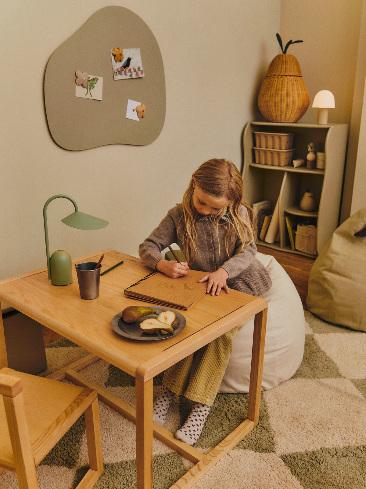 Arum portable Tischleuchte in Teegrün präsentiert im Onlineshop von KAQTU Design AG. Tischleuchte ist von Ferm Living