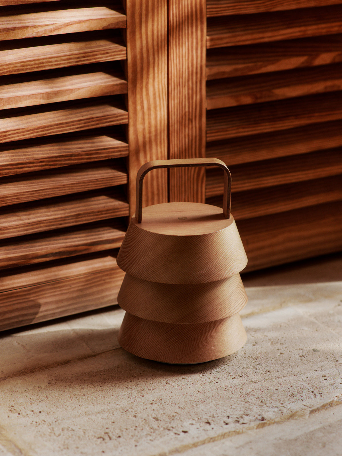 Luver Tragbare Lampe von Ferm Living: Tischleuchte mit drei spitz zulaufenden Schirmen aus Douglasienholz, Eisenbasis und gebogenem Holzgriff in Natürlich.