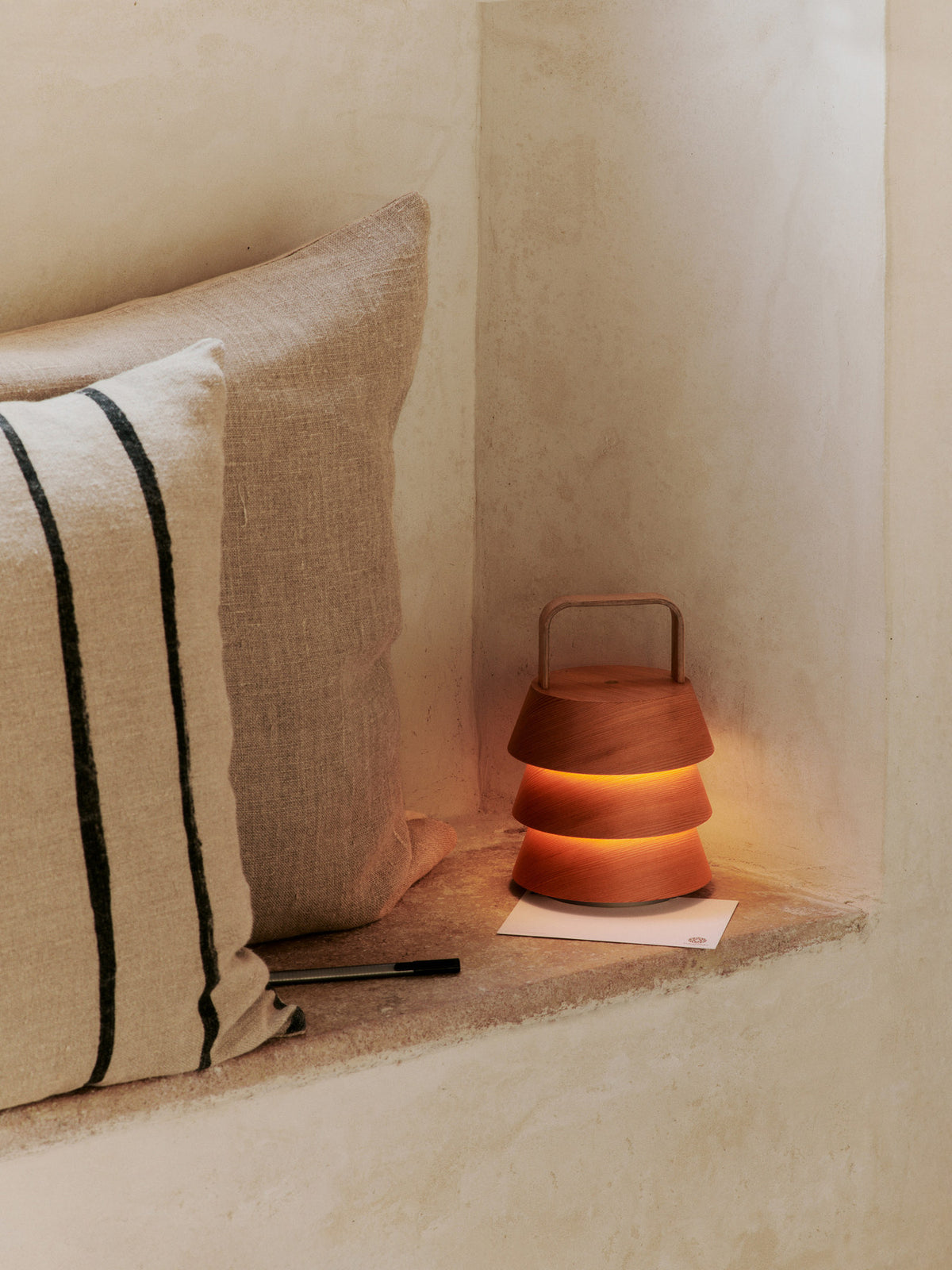 Luver Tragbare Lampe von Ferm Living: Tischleuchte mit drei spitz zulaufenden Schirmen aus Douglasienholz, Eisenbasis und gebogenem Holzgriff in Natürlich.