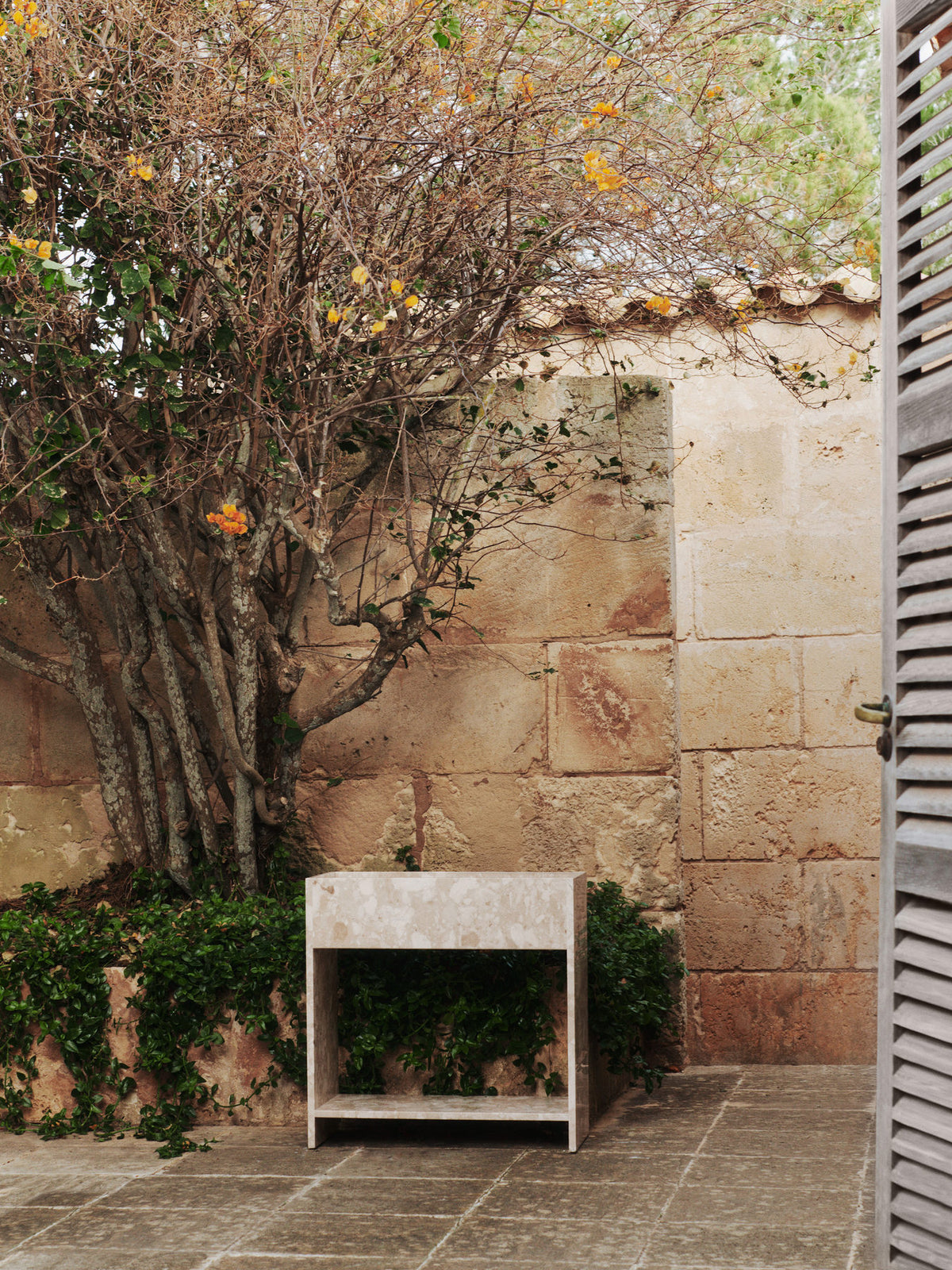 Stone Plant Box in Sand präsentiert im Onlineshop von KAQTU Design AG. Pflanzentopf Outdoor ist von Ferm Living