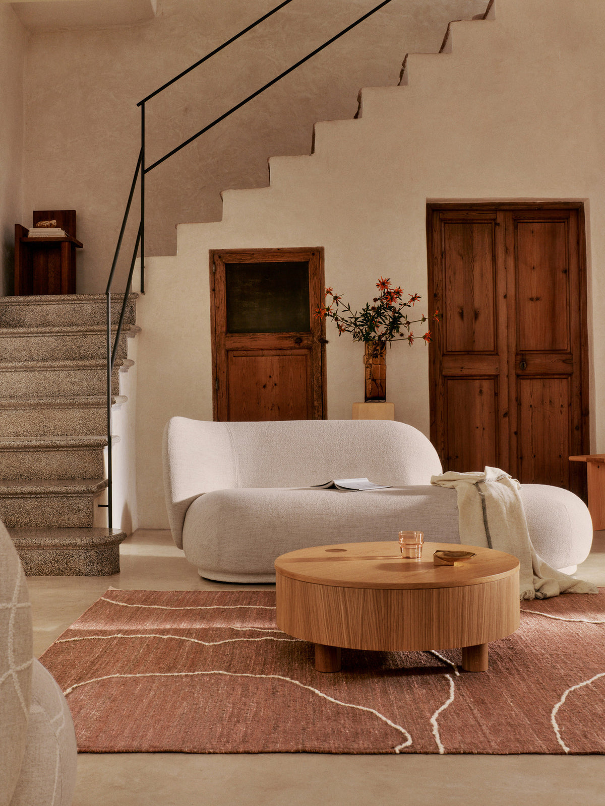 Olles Aufbewahrungstisch Ø80 in Natürliche Eichenfurnier präsentiert im Onlineshop von KAQTU Design AG. Couchtisch ist von Ferm Living