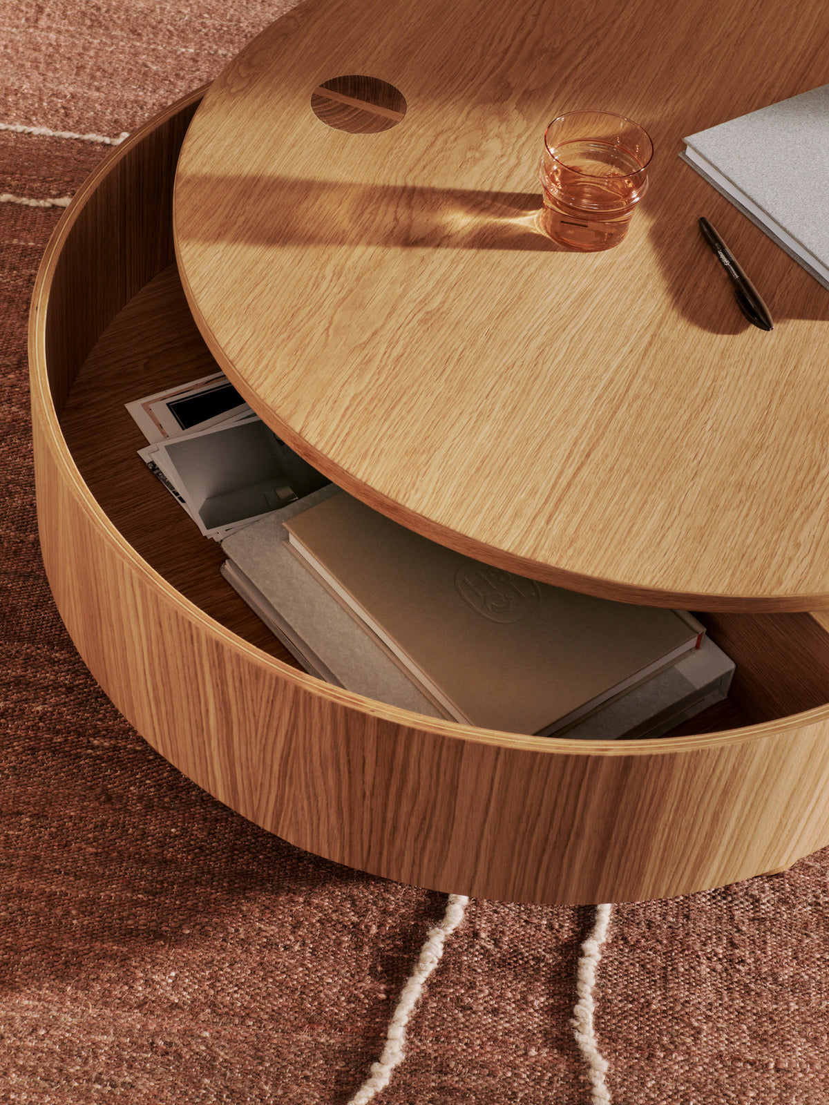 Olles Aufbewahrungstisch Ø80 in Natürliche Eichenfurnier präsentiert im Onlineshop von KAQTU Design AG. Couchtisch ist von Ferm Living
