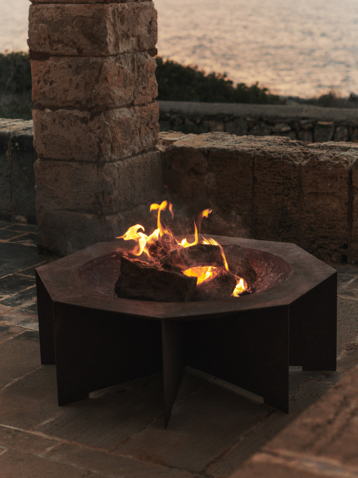 Otte Feuerstelle in Rost präsentiert im Onlineshop von KAQTU Design AG. Feuerschale ist von Ferm Living