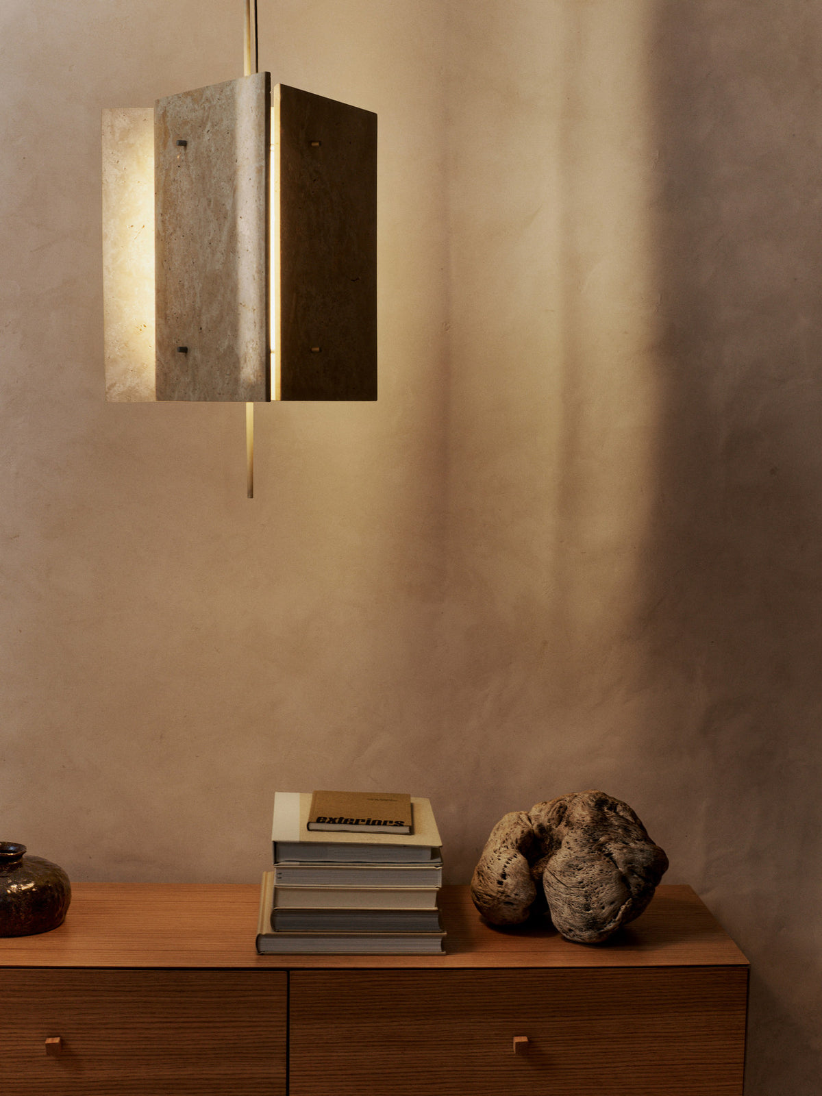 Oeste Pendellampe in Sand präsentiert im Onlineshop von KAQTU Design AG. Pendelleuchte ist von Ferm Living