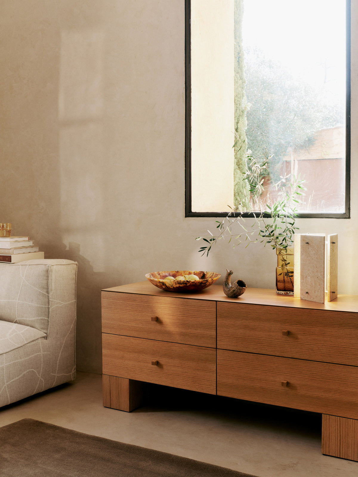 Oeste Tischlampe in Sand präsentiert im Onlineshop von KAQTU Design AG. Tischleuchte ist von Ferm Living