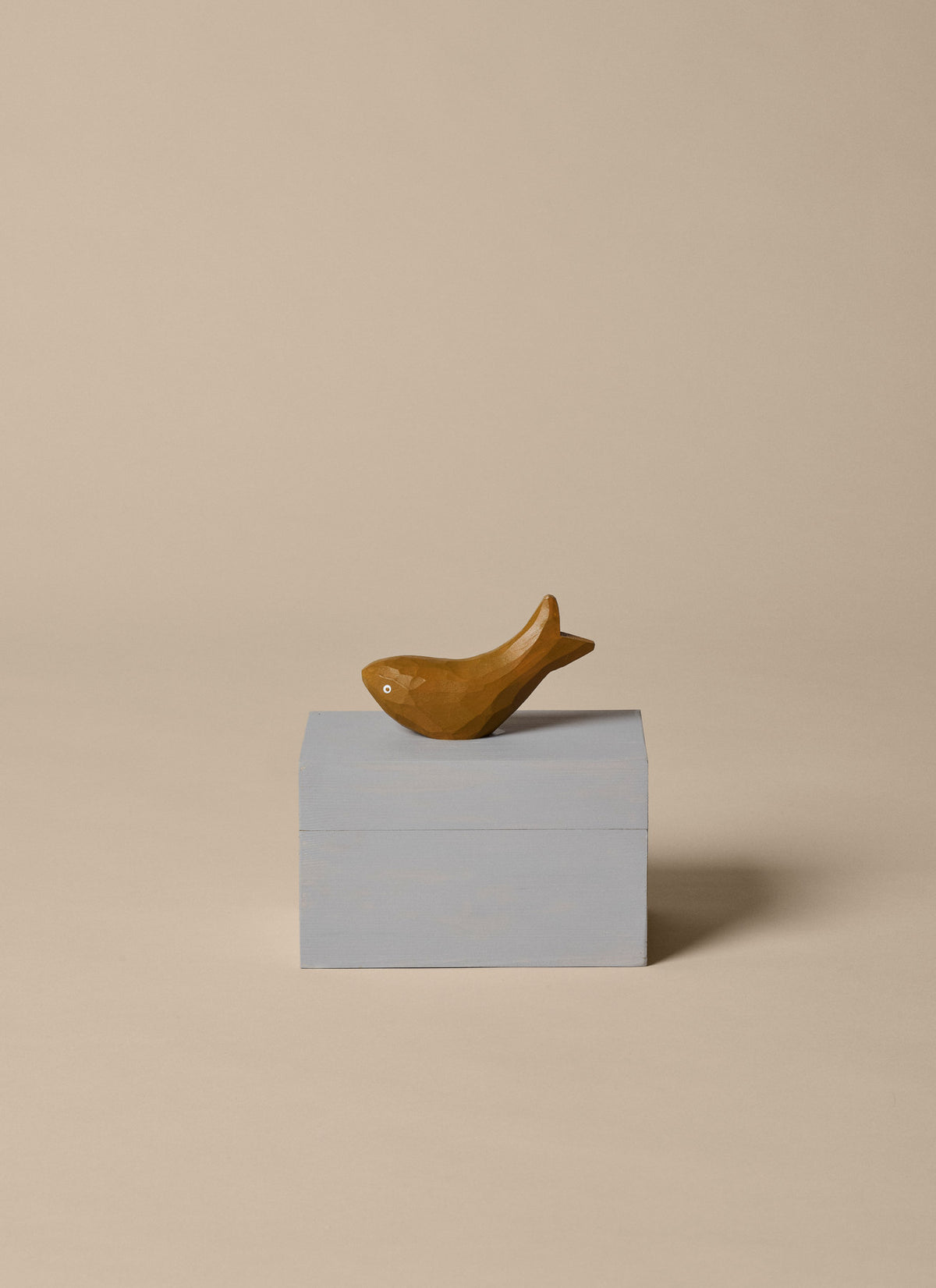 Harbour Box in Nebelblau/Aged Gold präsentiert im Onlineshop von KAQTU Design AG. Spielzeug ist von Ferm Living