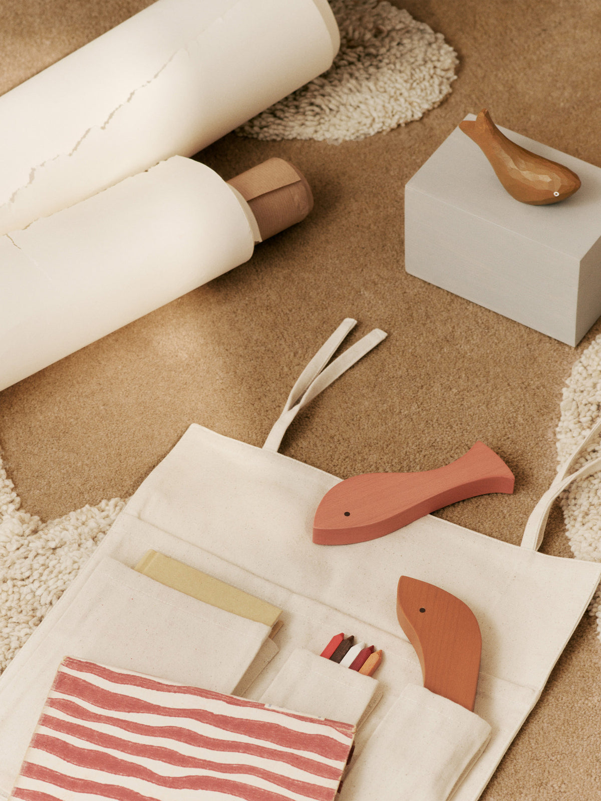 Harbour Box in Nebelblau/Aged Gold präsentiert im Onlineshop von KAQTU Design AG. Spielzeug ist von Ferm Living