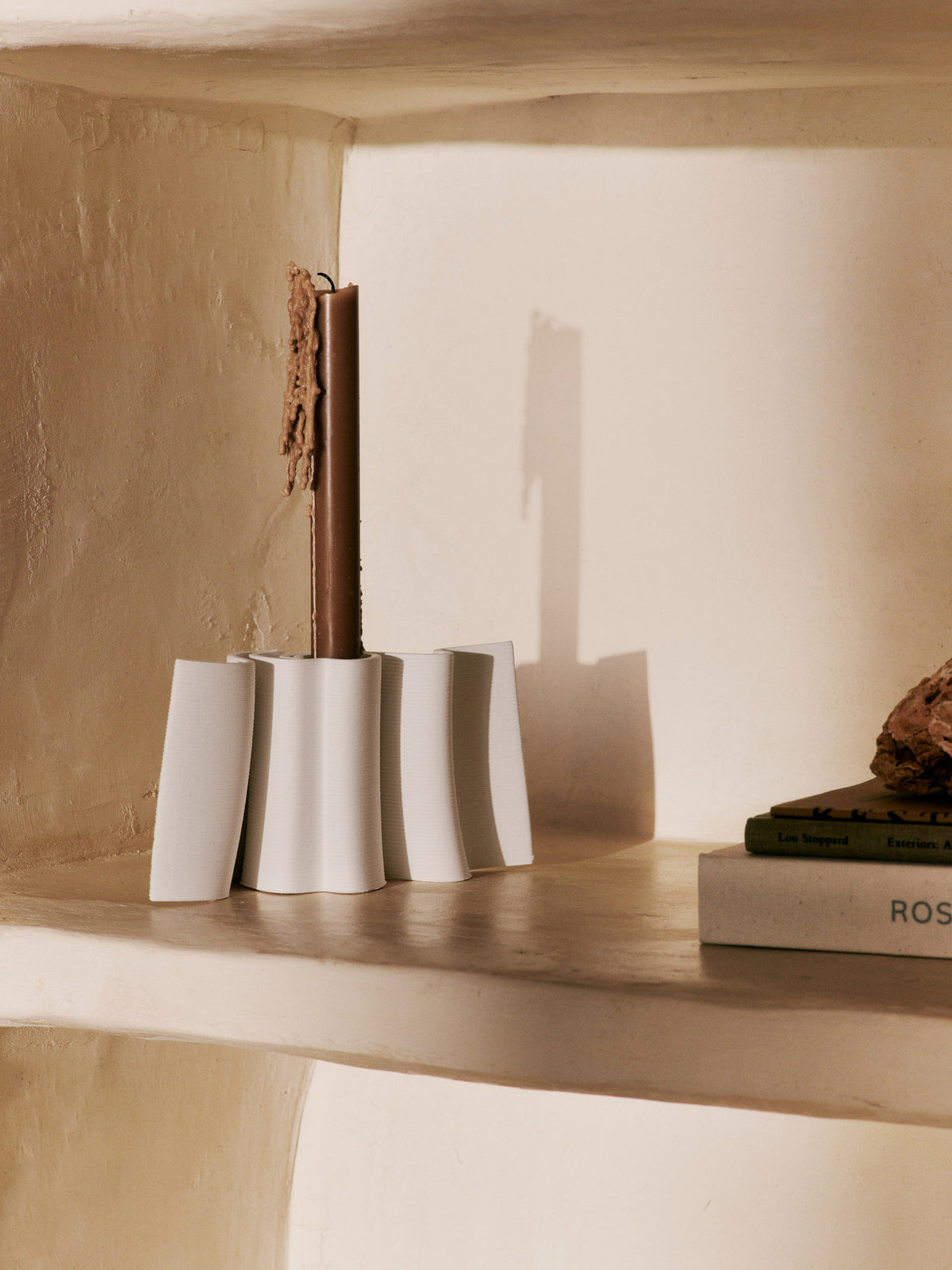 Dedali Kerzenhalter in Cremeweiss präsentiert im Onlineshop von KAQTU Design AG. Kerzenständer ist von Ferm Living