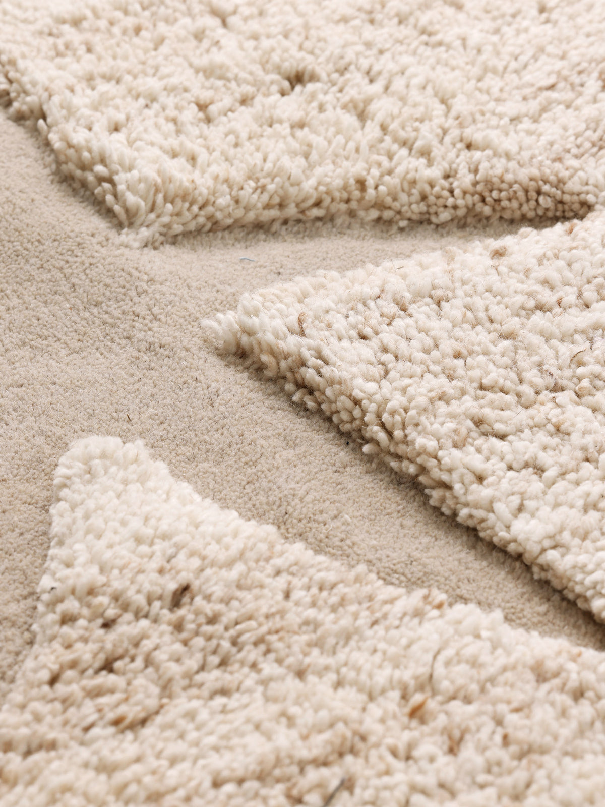 Kove Tufted Teppich in Cremeweiss präsentiert im Onlineshop von KAQTU Design AG. Teppich ist von Ferm Living