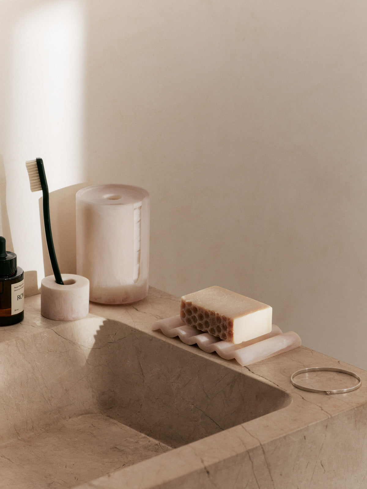 Mist Zahnbürstenhalter Single in Pearl präsentiert im Onlineshop von KAQTU Design AG. Badzubehör ist von Ferm Living