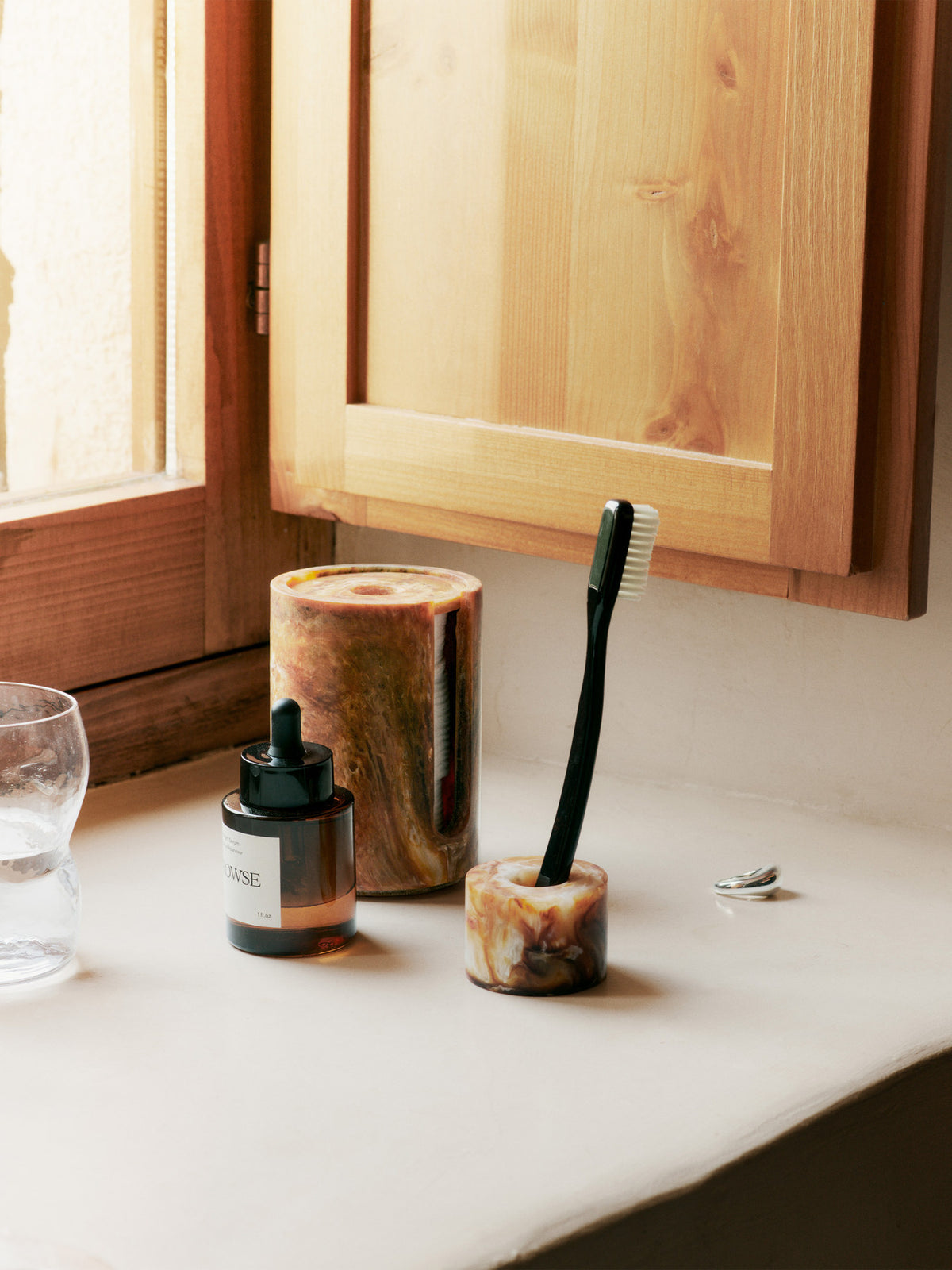 Mist Zahnbürstenhalter Single in Sugar Kelp präsentiert im Onlineshop von KAQTU Design AG. Badzubehör ist von Ferm Living