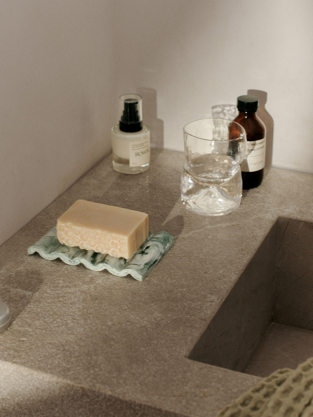 Mist Seifenhalter in Smaragdgrün Off-weiss präsentiert im Onlineshop von KAQTU Design AG. Seifenspender ist von Ferm Living