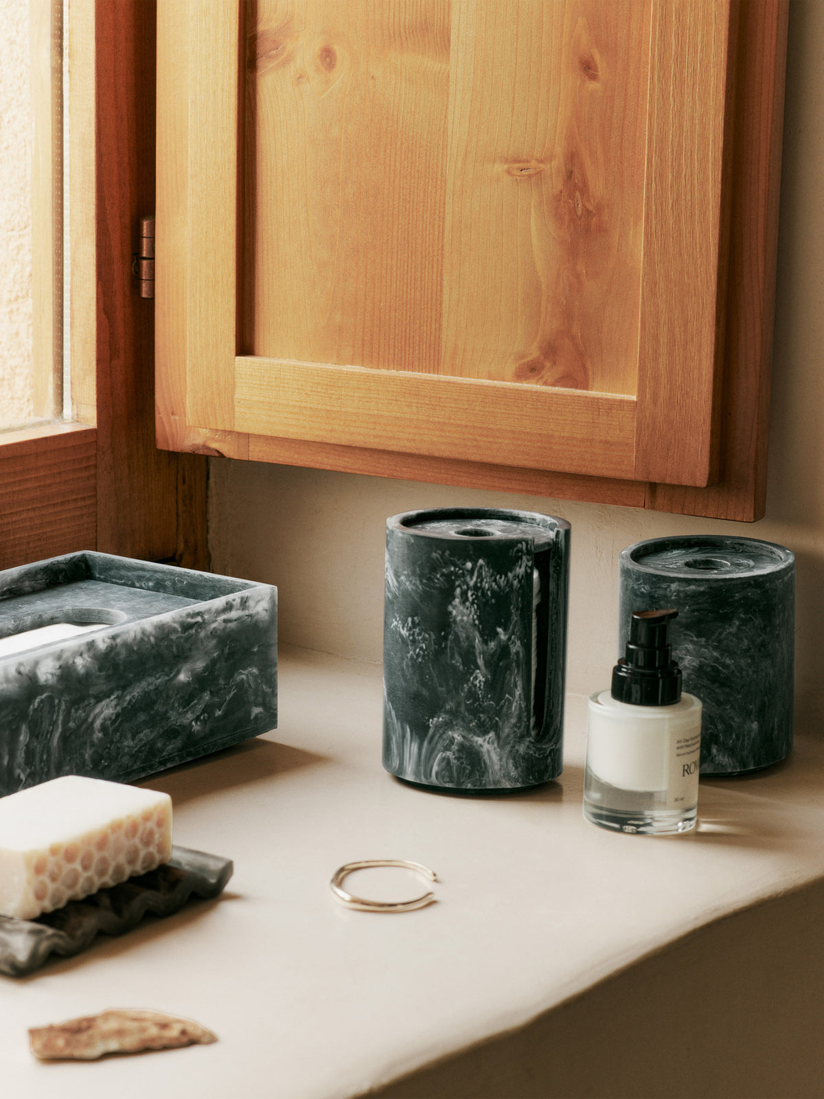 Mist Wattepadhalter in Anthrazit präsentiert im Onlineshop von KAQTU Design AG. Badzubehör ist von Ferm Living