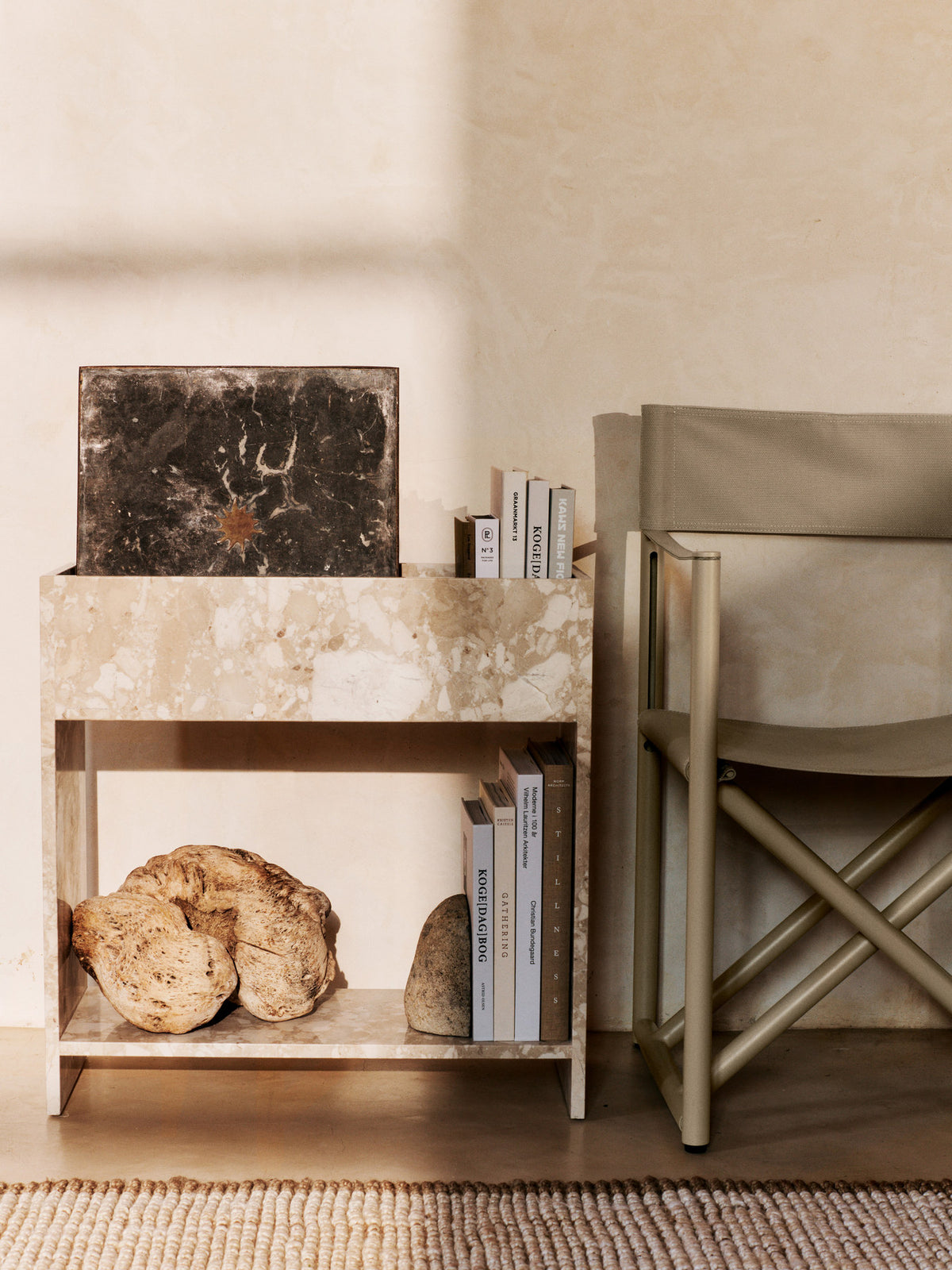 Voya Klappstuhl in Kaschmir präsentiert im Onlineshop von KAQTU Design AG. Gartenstuhl mit Armlehnen ist von Ferm Living
