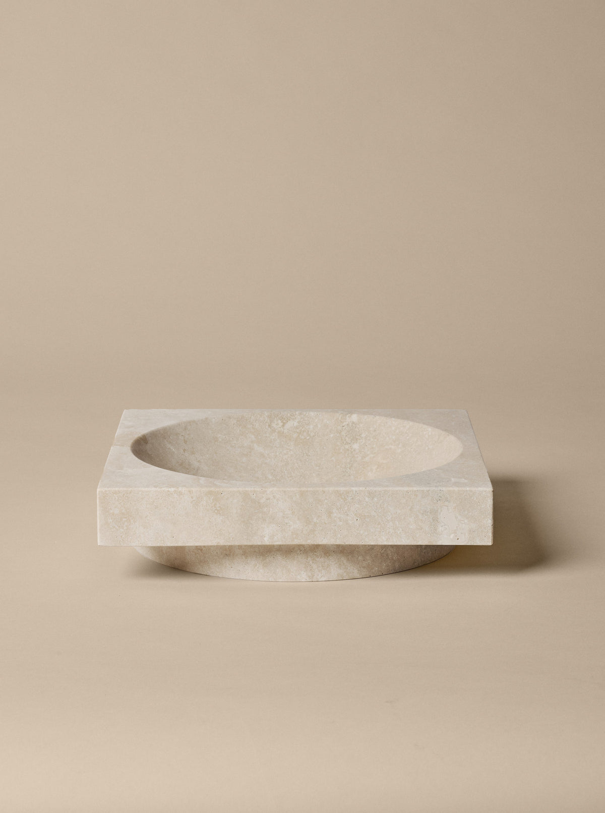 Hew Low Schale in Travertin präsentiert im Onlineshop von KAQTU Design AG. Schale ist von Ferm Living