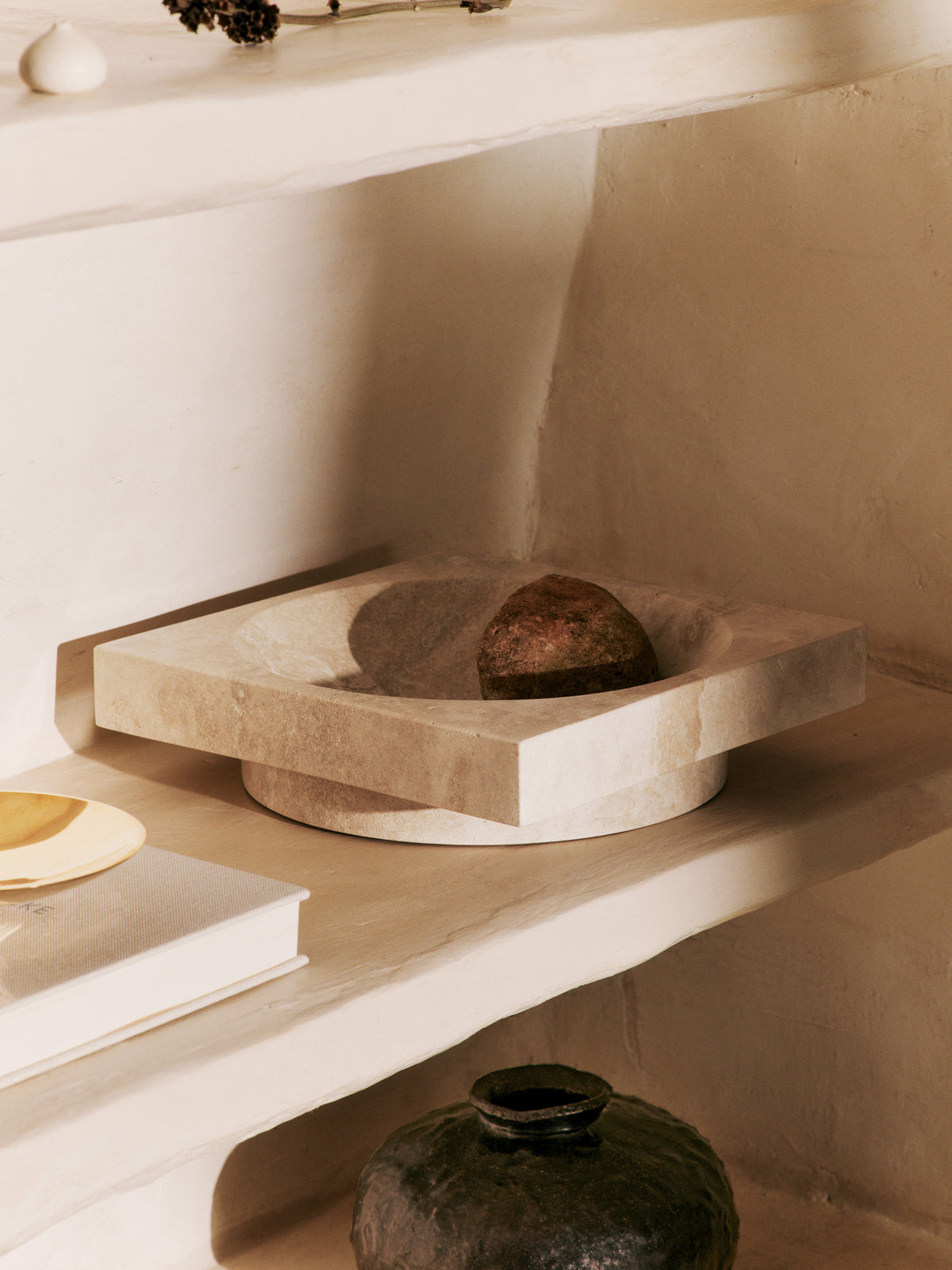 Hew Low Schale in Travertin präsentiert im Onlineshop von KAQTU Design AG. Schale ist von Ferm Living
