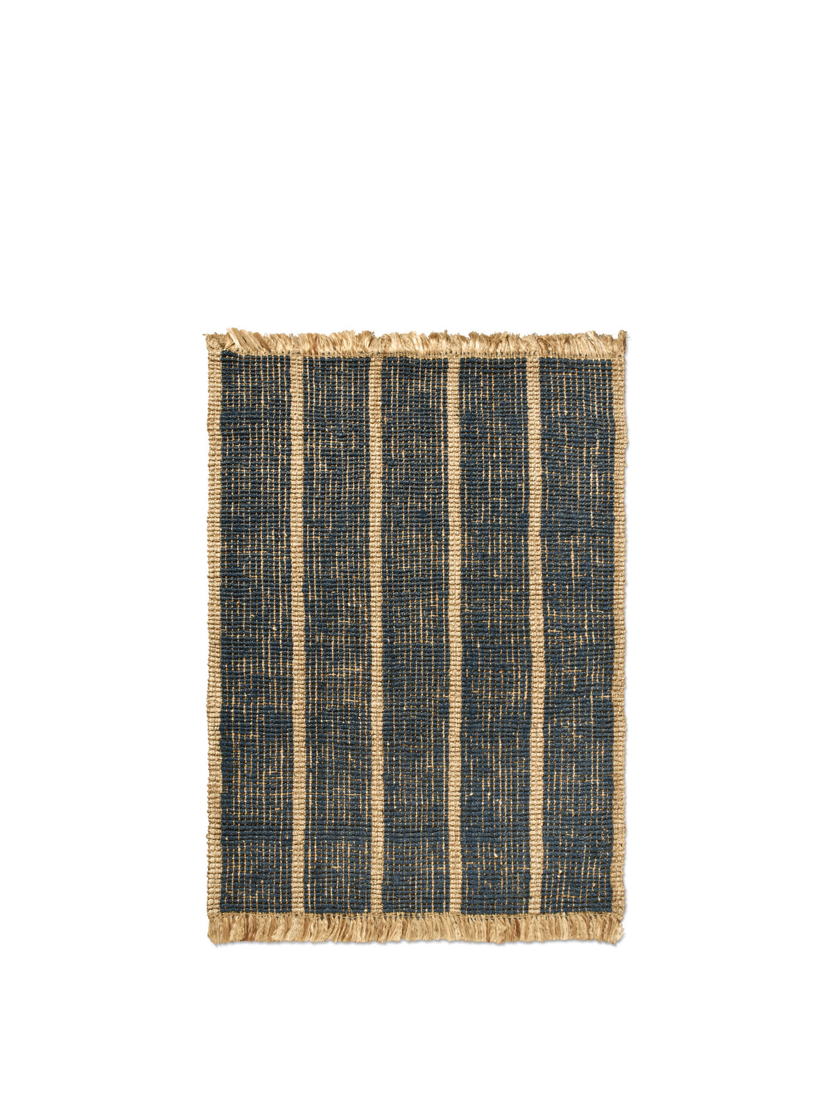 Athen Stripes Teppich 140 x 200 in Natürlich/Tintenblau präsentiert im Onlineshop von KAQTU Design AG. Teppich ist von Ferm Living