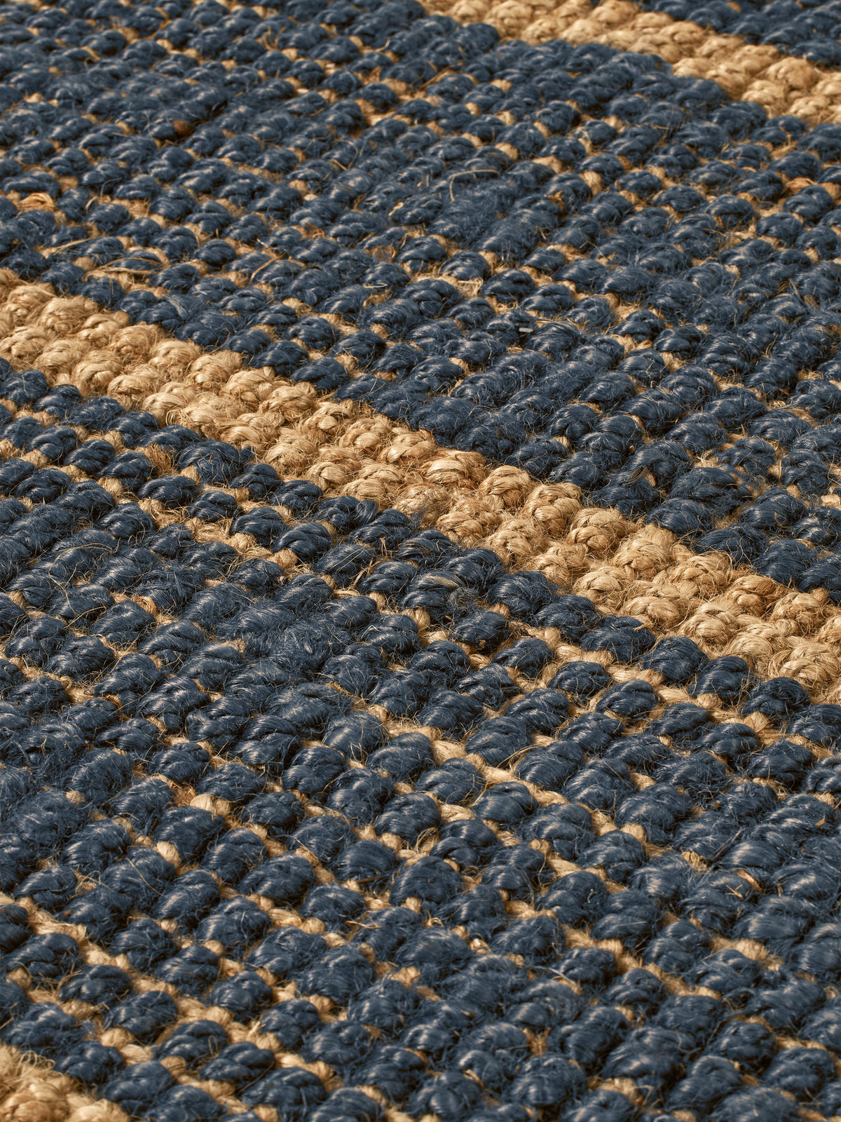 Athen Stripes Teppich 170 x 240 in Natürlich/Tintenblau präsentiert im Onlineshop von KAQTU Design AG. Teppich ist von Ferm Living