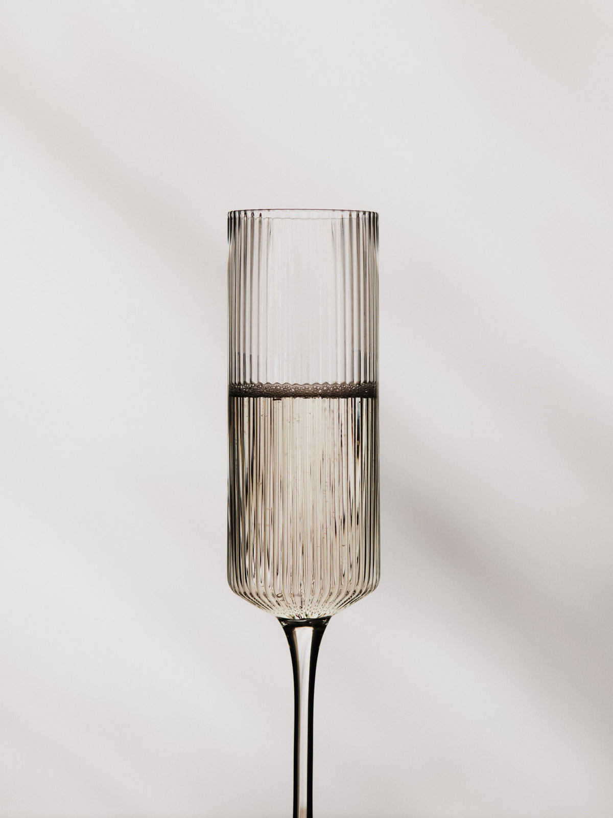 Ripple Champagnerflöten  Set aus 2 in Klar präsentiert im Onlineshop von KAQTU Design AG. Champagner Flutes ist von Ferm Living