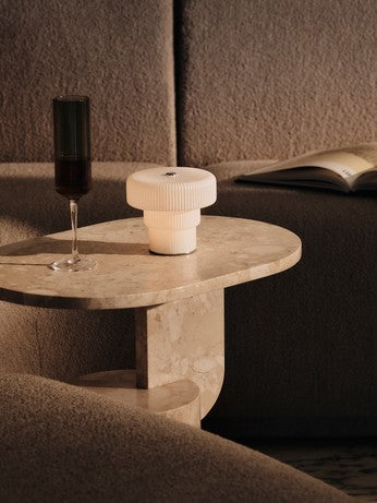 Elegantes Set aus 2 geräucherten Ripple Champagnerflöten von Ferm Living, ideal für festliche Anlässe und stilvolle Tischdekoration.
