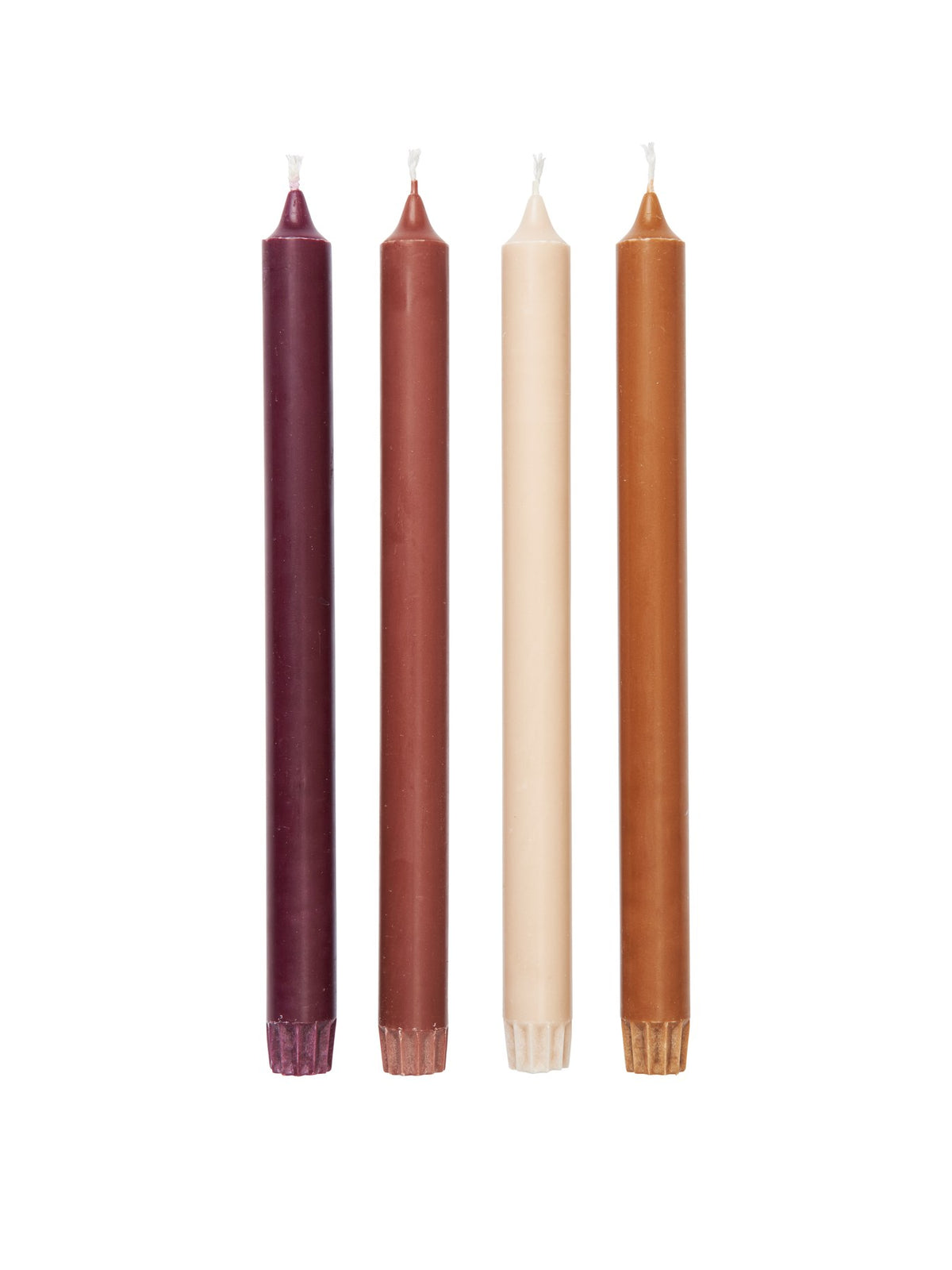 Vier schlanke Stearinkerzen in verblasster Farbe, zylindrische Form, Durchmesser 2.2 cm, Höhe 30 cm, nebeneinander stehend.