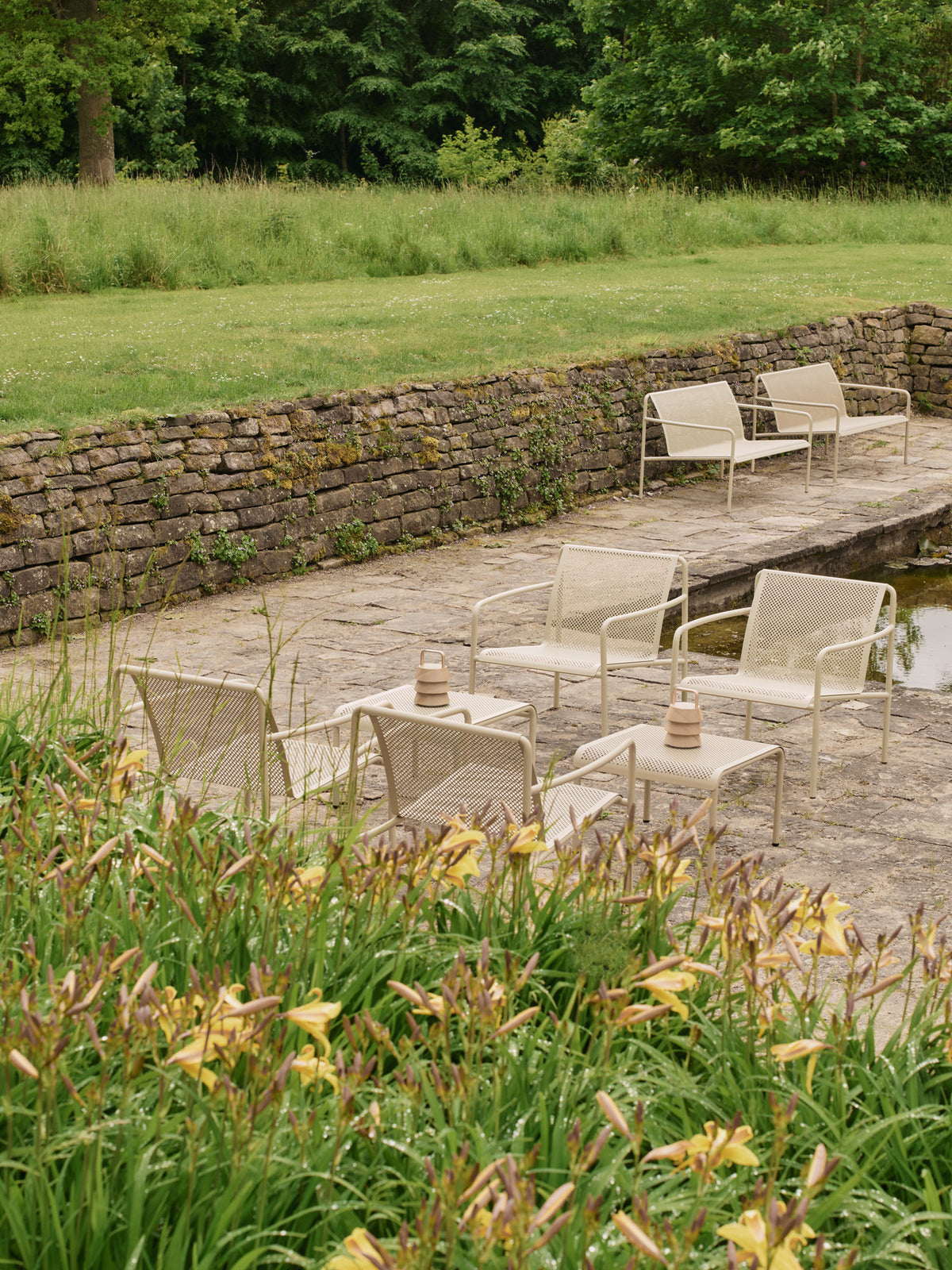 Dapple Loungetisch 57 x 57 in Kaschmir präsentiert im Onlineshop von KAQTU Design AG. Loungetisch ist von Ferm Living