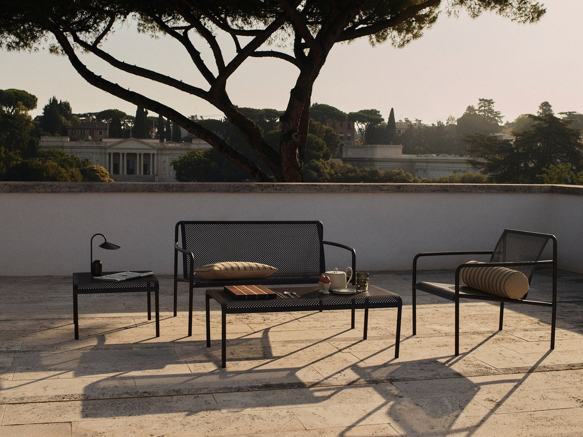 Dapple Loungetisch 57 x 57 in Dunkle Schokolade präsentiert im Onlineshop von KAQTU Design AG. Loungetisch ist von Ferm Living