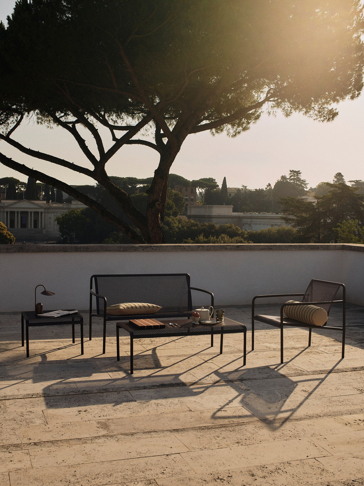 Dapple Loungetisch 57 x 57 in Dunkle Schokolade präsentiert im Onlineshop von KAQTU Design AG. Loungetisch ist von Ferm Living