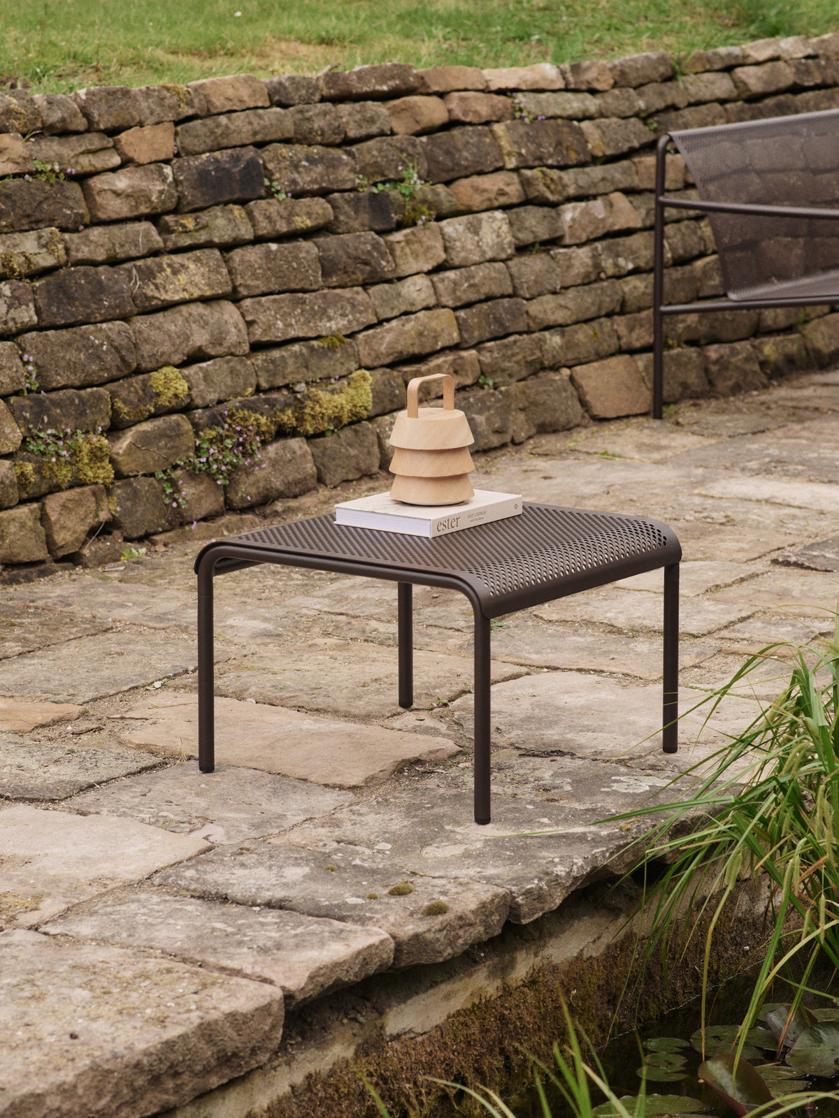 Dapple Loungetisch 57 x 57 in Dunkle Schokolade präsentiert im Onlineshop von KAQTU Design AG. Loungetisch ist von Ferm Living