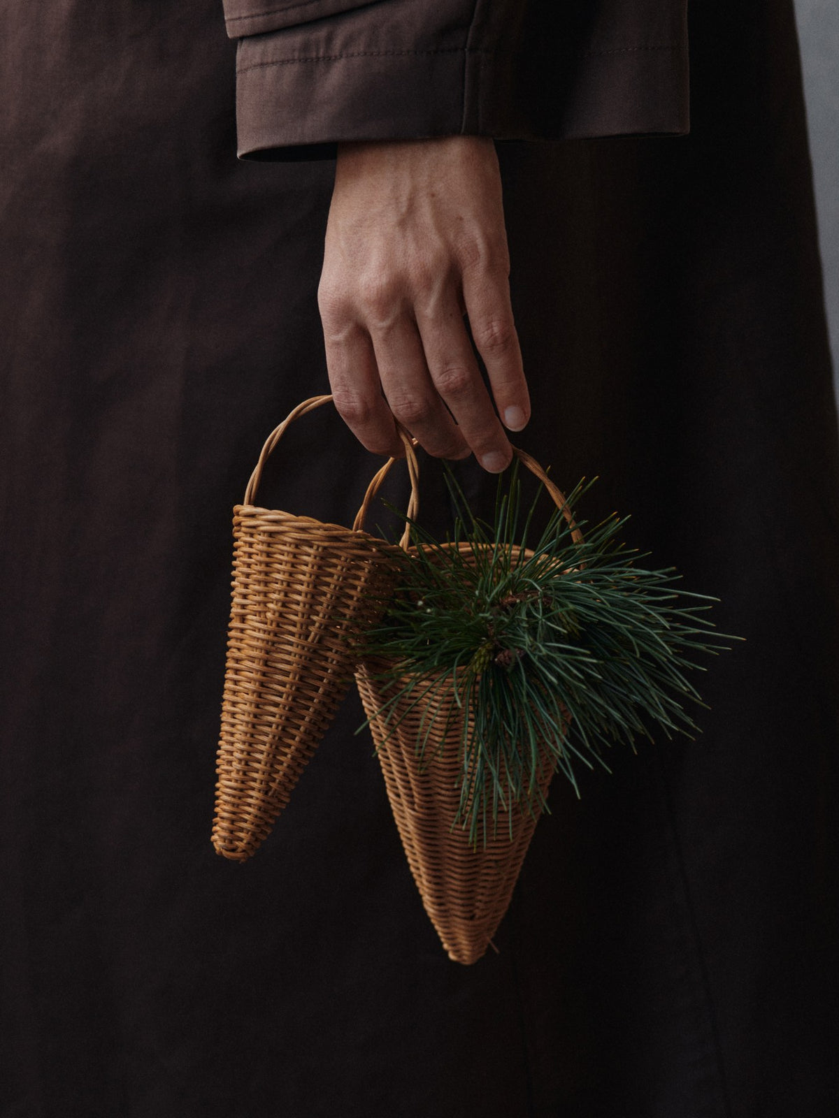 Set aus zwei handgeflochtenen Weihnachtsglocken aus natürlichem Rattan, Ornament von Ferm Living in honigfarbenem Ton.