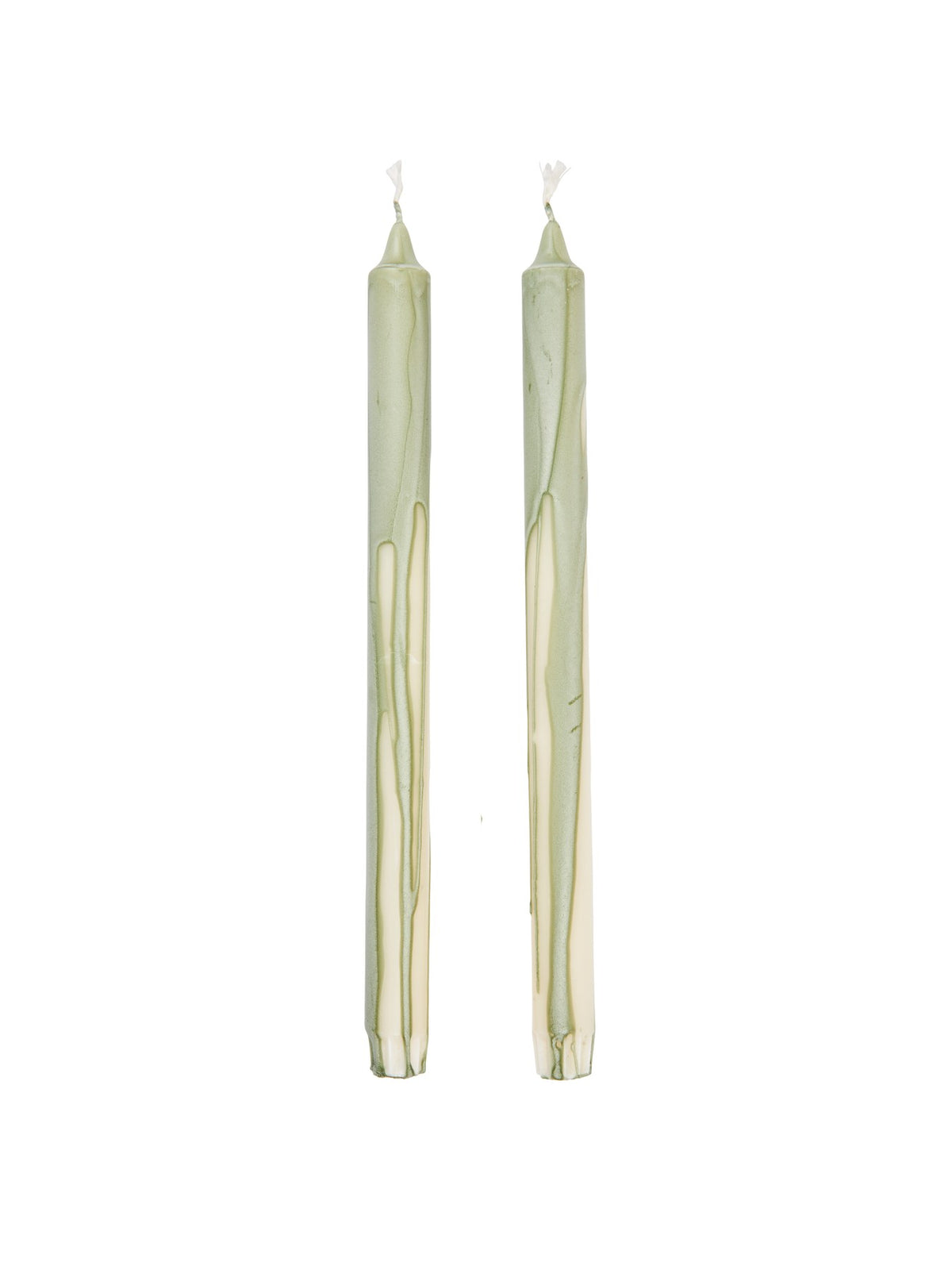 Zwei schlanke Kerzen aus reinem Stearin in Dunkle Schokolade, schmale zylindrische Form, Höhe 30 cm, von Ferm Living.
