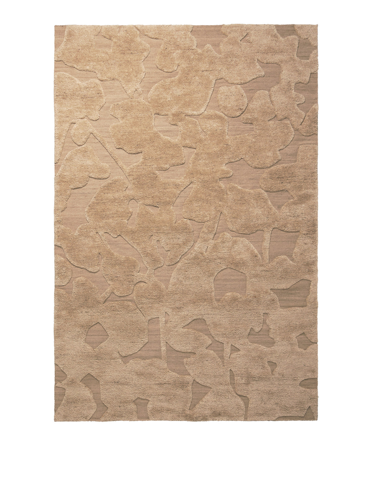 Cilla Teppich von Ferm Living in Tan, handgeknüpft aus Wolle und Baumwolle, mit abstraktem Blumenmuster und Struktur in zwei Höhen auf der Oberfläche.