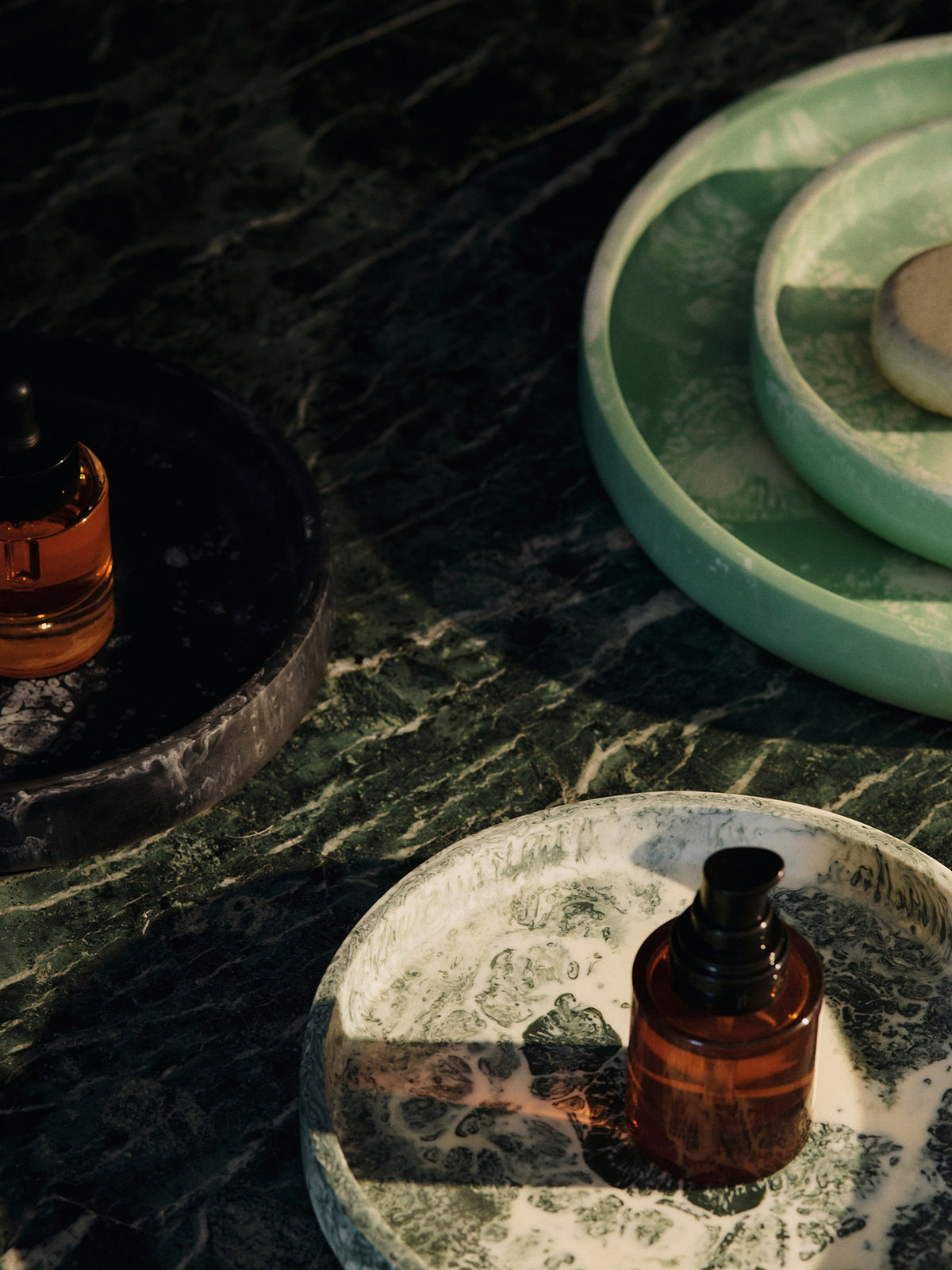 Mist Tray Ø20 in Emerald Off-white präsentiert im Onlineshop von KAQTU Design AG. Tablett ist von Ferm Living