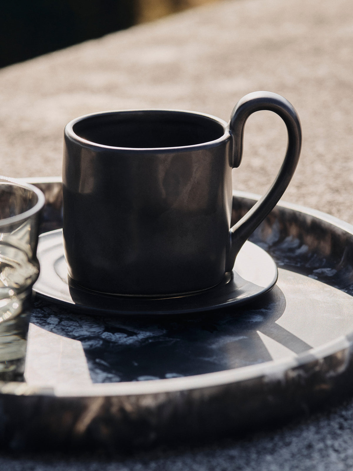 Mist Tray Ø30 in Charcoal präsentiert im Onlineshop von KAQTU Design AG. Tablett ist von Ferm Living