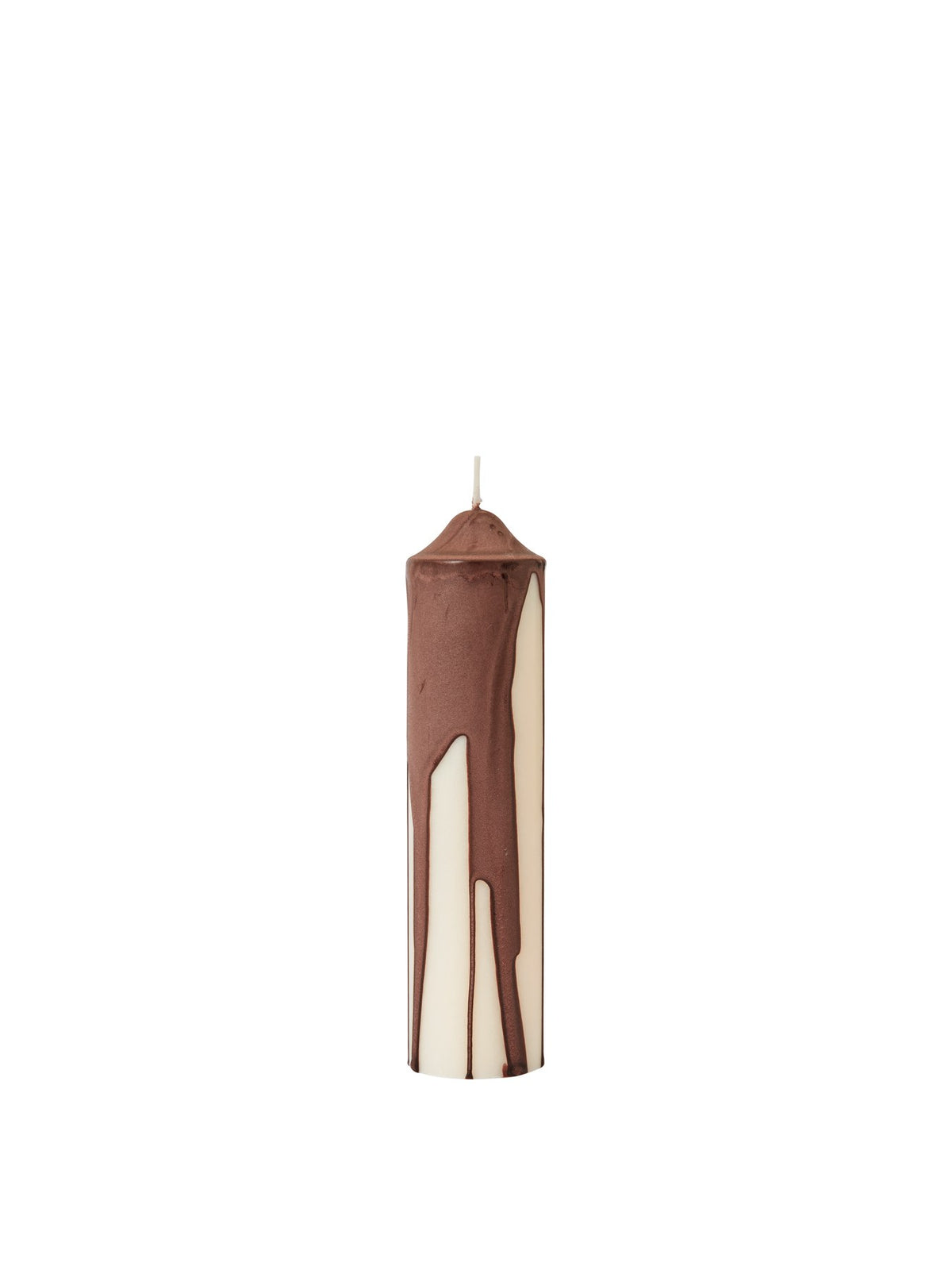 Stumpenkerze aus reinem Stearin in Dunkle Schokolade, zylindrische Form mit gewelltem, handverziertem Wachsprofil, Höhe 20 cm.