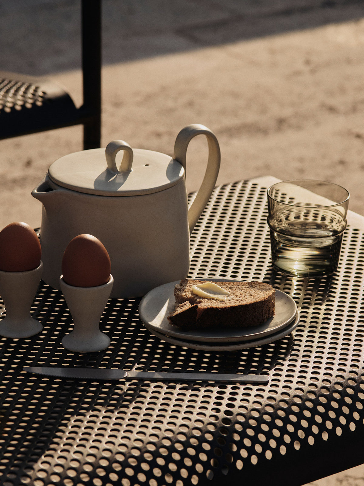 Flow Teapot in Off-white Speckle präsentiert im Onlineshop von KAQTU Design AG. Kanne ist von Ferm Living