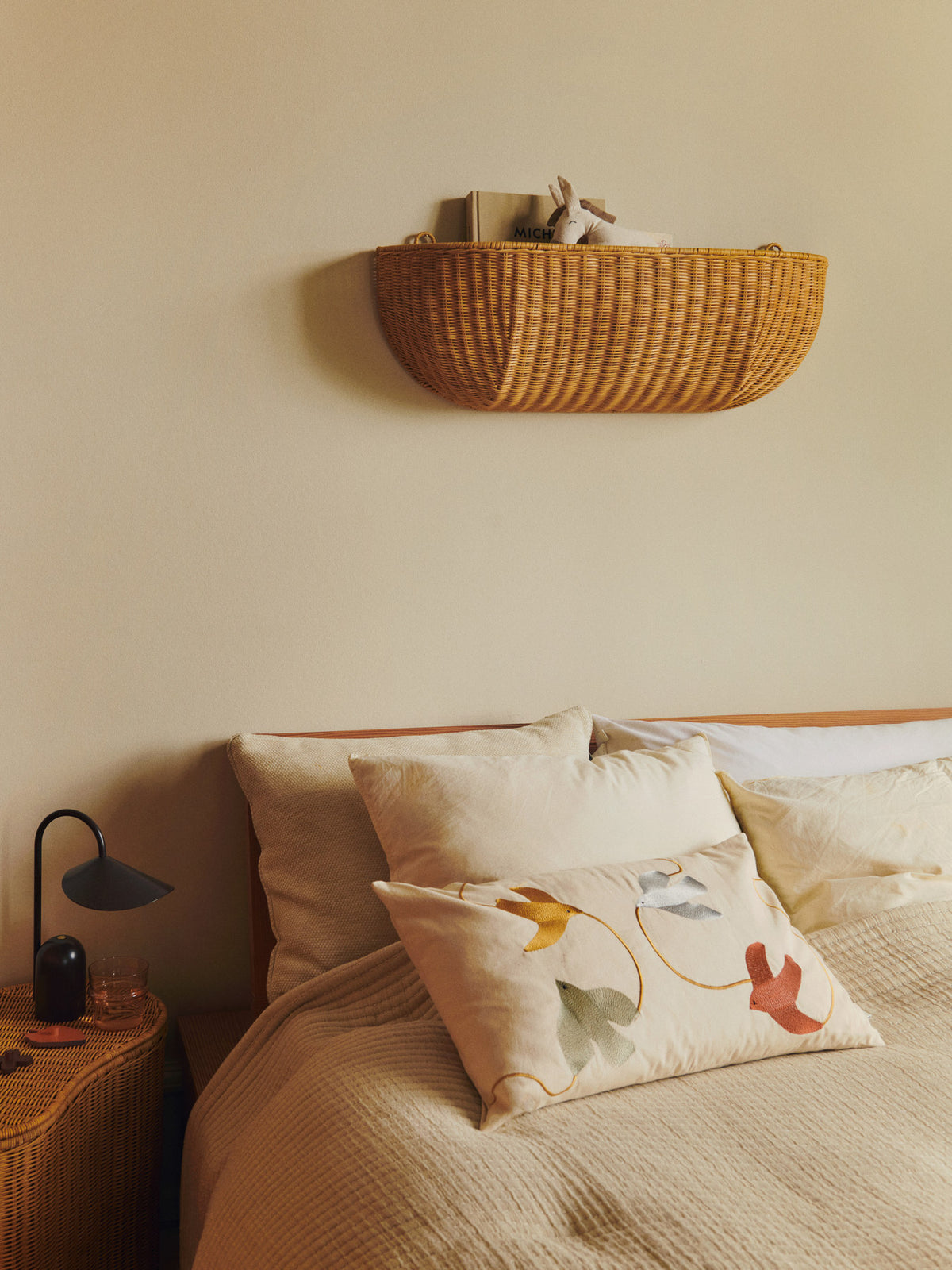 Braided Wall Pocket 75x25 in Natural präsentiert im Onlineshop von KAQTU Design AG. Wanddeko ist von Ferm Living