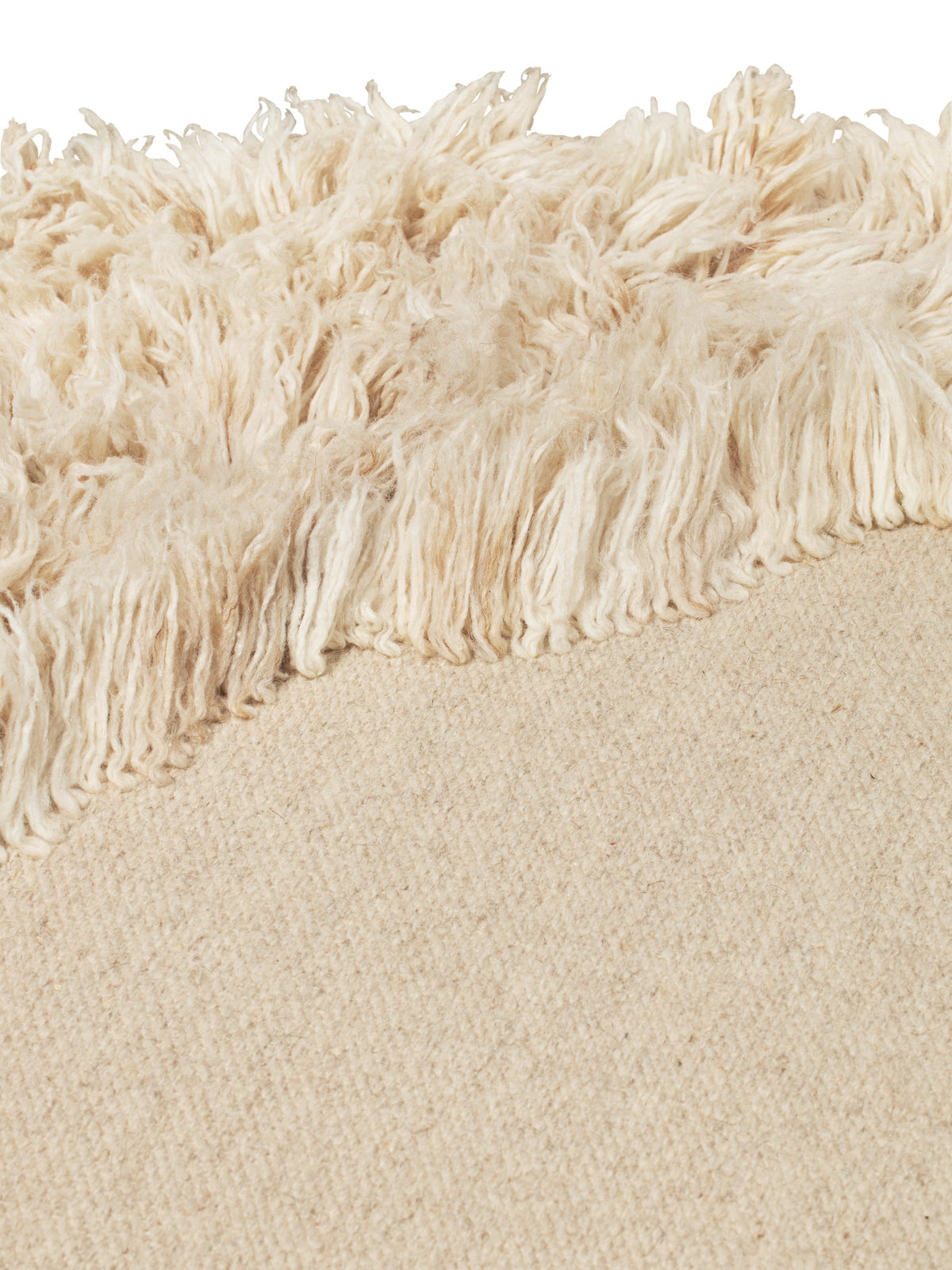 Runder Norte Teppich von Ferm Living in Natur, aus Neuseelandwolle und Baumwolle, mit flachgewebter Basis und handgetufteten Hochflordetails.