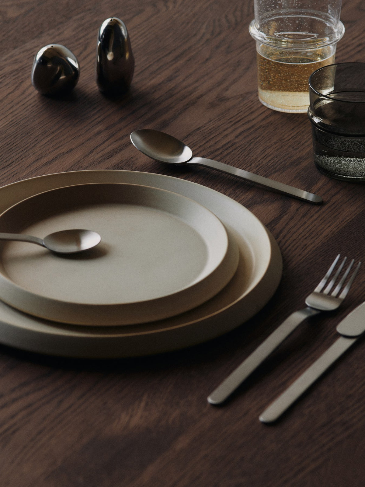 Zwei Salz- und Pfefferstreuer aus poliertem Edelstahl mit verspiegeltem Finish, zylindrische Form, Set von Ferm Living.