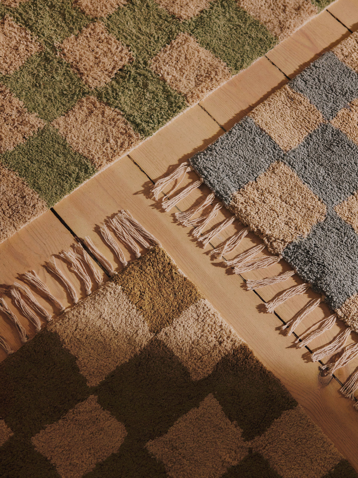 Mara Washable Rug in Elm Green/Warm Sand präsentiert im Onlineshop von KAQTU Design AG. Teppich ist von Ferm Living