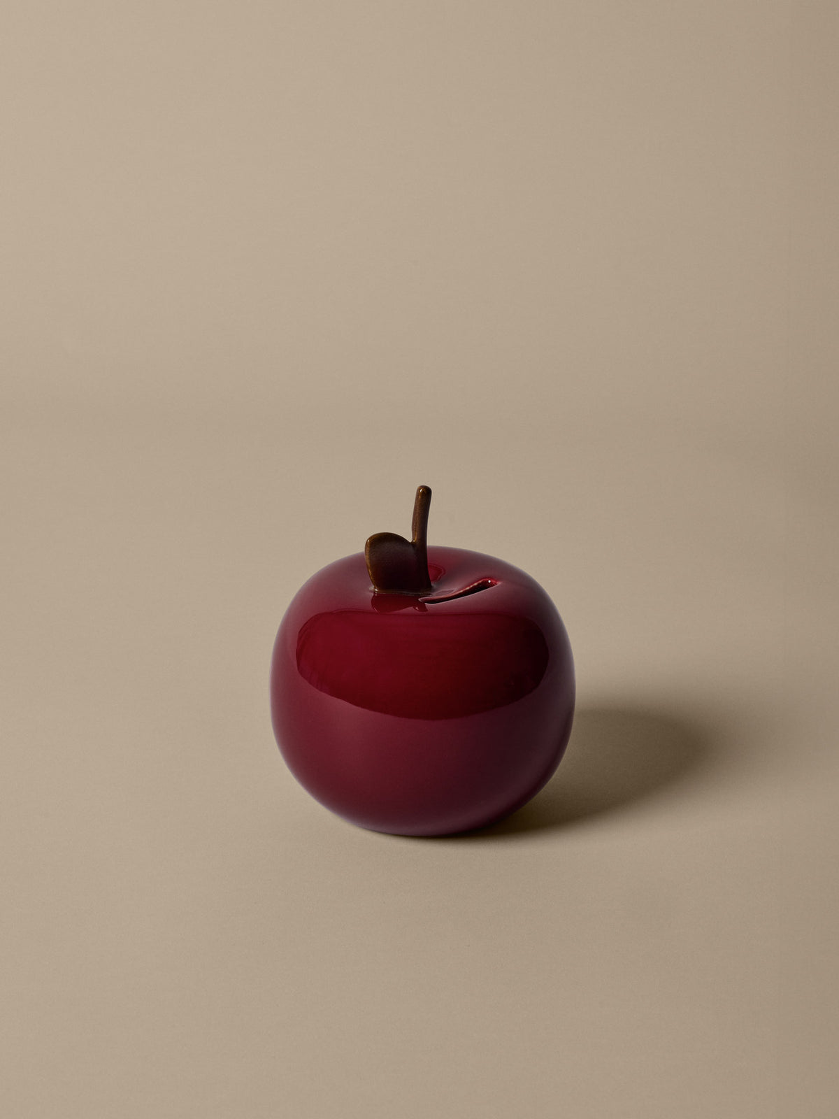 Apple Money Bank in Deep Red präsentiert im Onlineshop von KAQTU Design AG. Figuren / Objekte Kids ist von Ferm Living