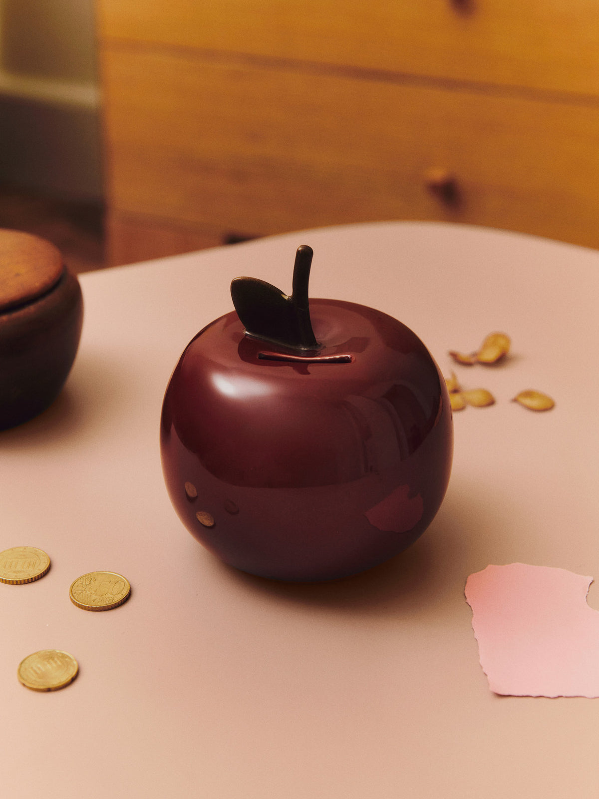 Apple Money Bank in Deep Red präsentiert im Onlineshop von KAQTU Design AG. Figuren / Objekte Kids ist von Ferm Living