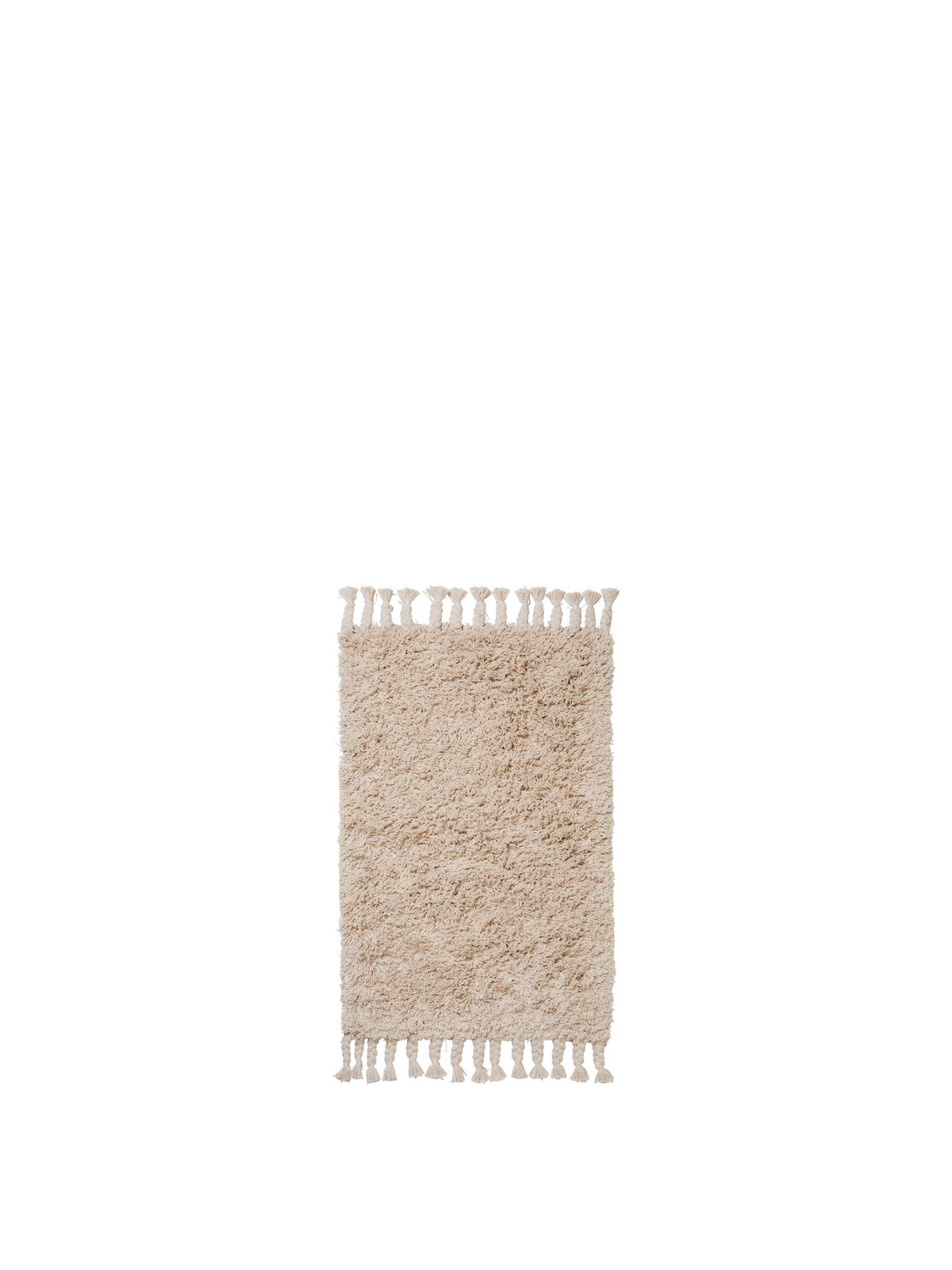 Langflor-Teppich Amass von Ferm Living in White Pepper, 100% Baumwolle, handgetuftet mit geflochtenen Fransen, rechteckige Form.